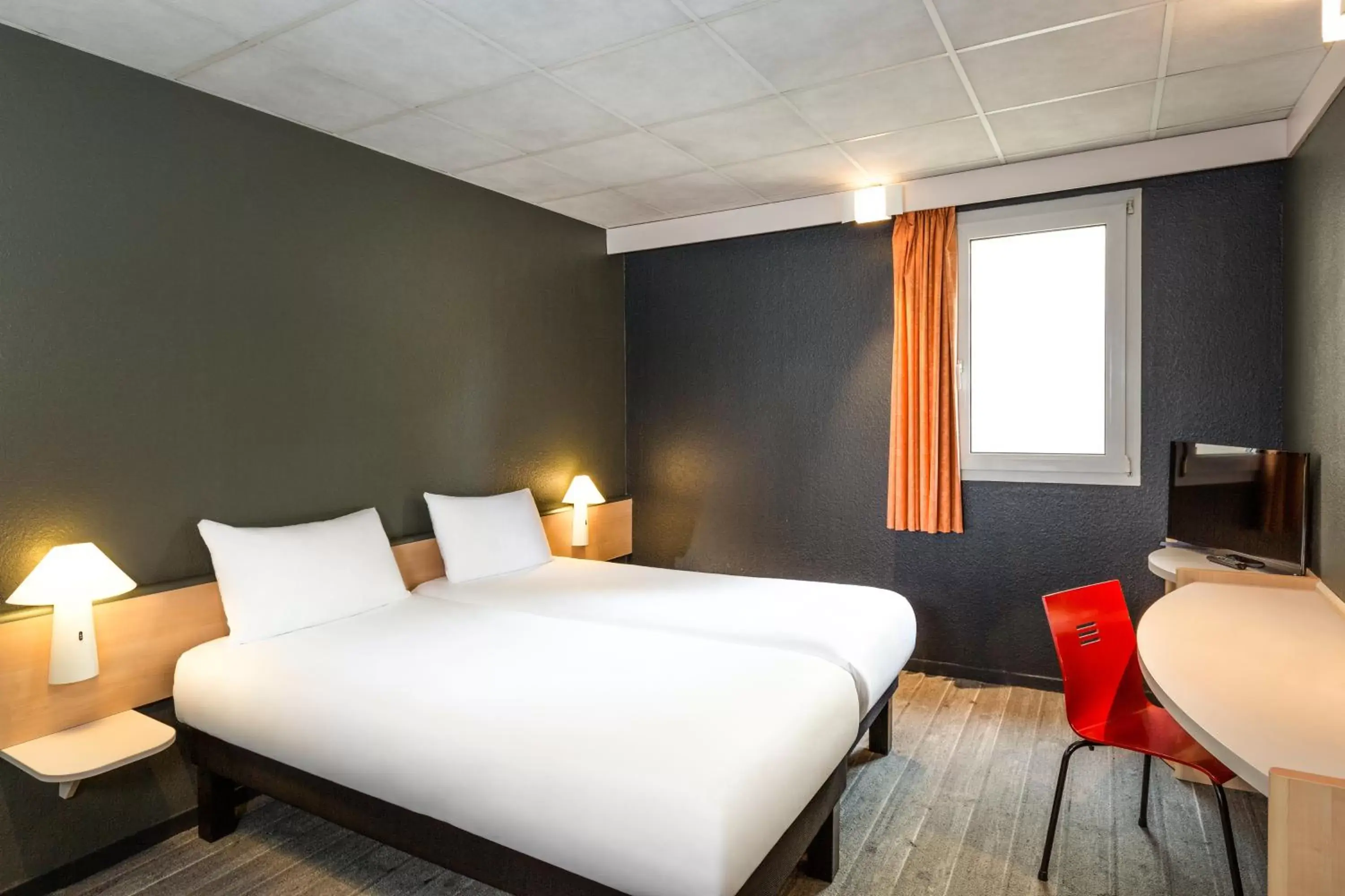 Photo of the whole room, Bed in ibis Lannion