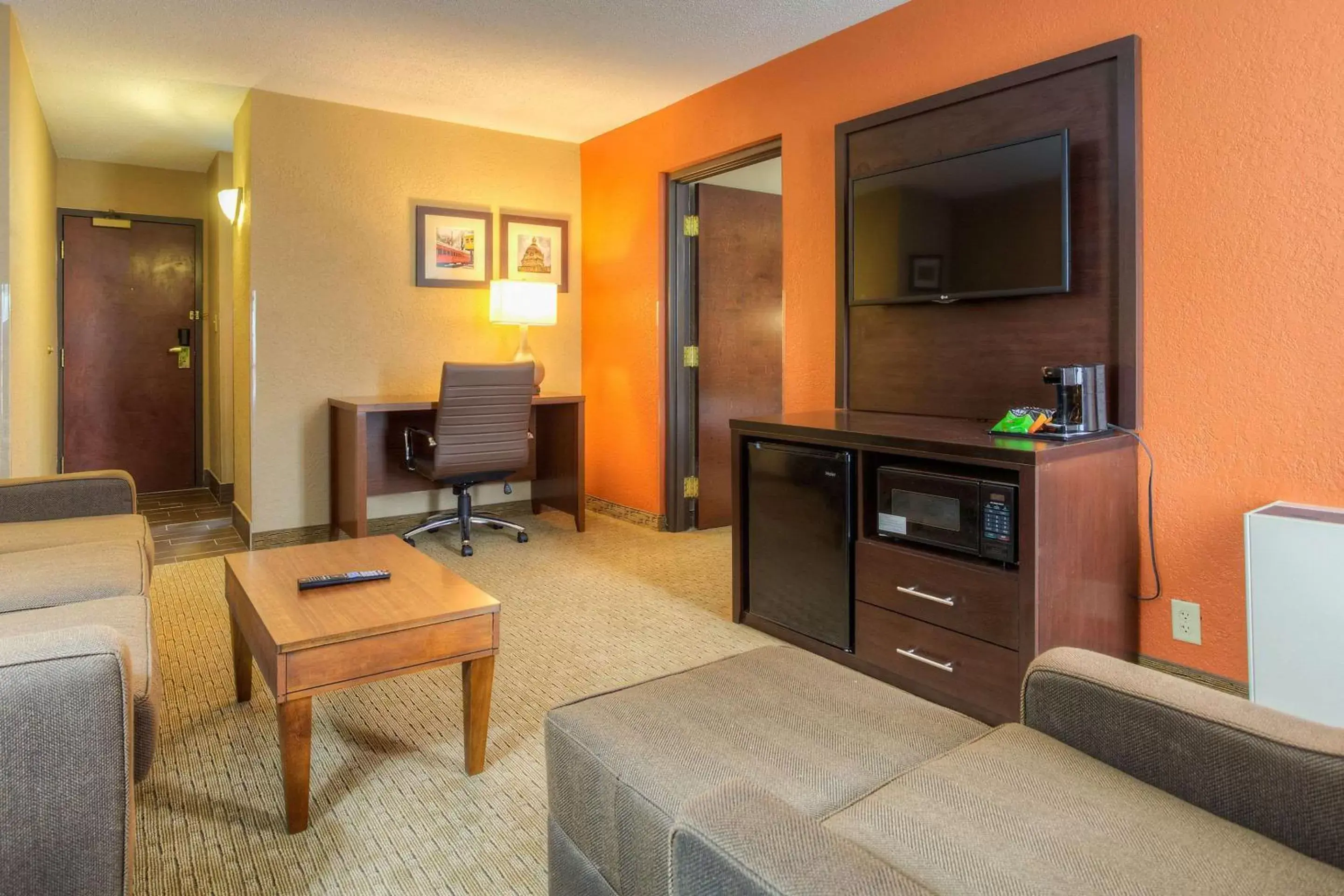 Bedroom, TV/Entertainment Center in Comfort Inn & Suites Evansville Airport