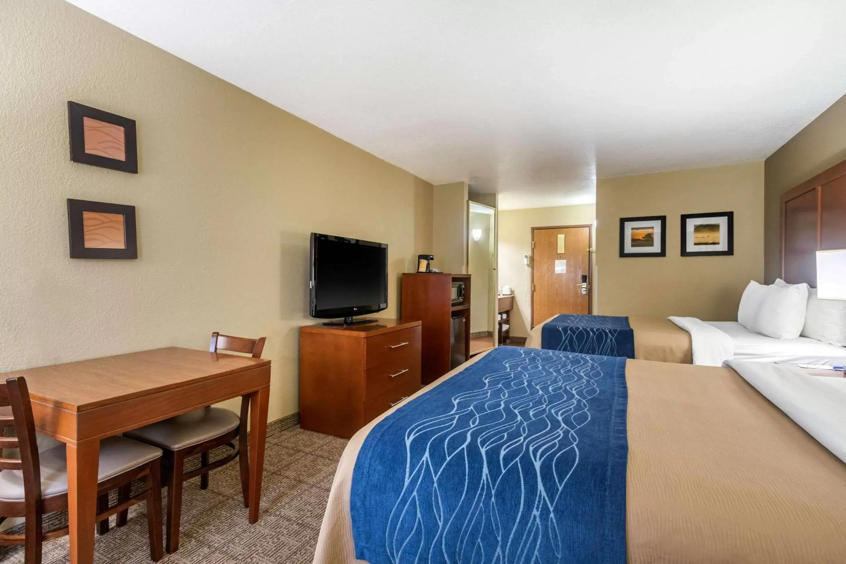 Photo of the whole room, TV/Entertainment Center in Comfort Inn & Suites Springfield I-44