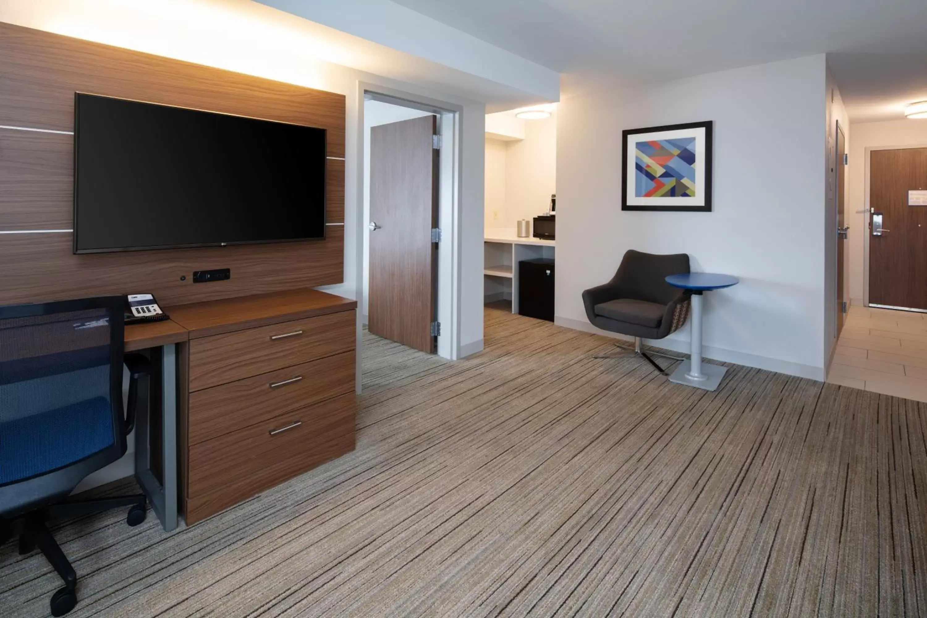 Photo of the whole room, TV/Entertainment Center in Holiday Inn Express Seattle - Sea-Tac Airport, an IHG Hotel