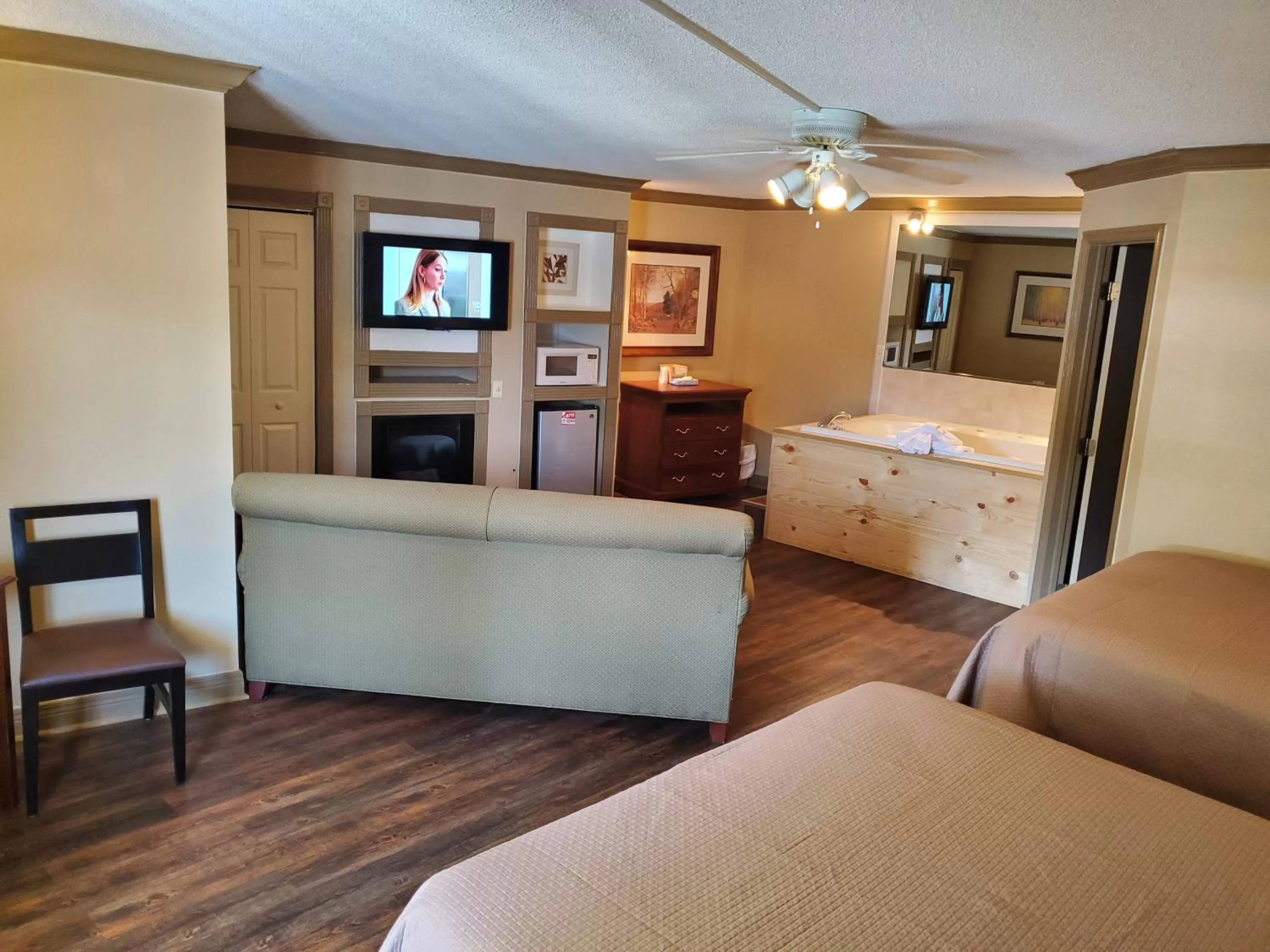 Living room, Seating Area in Colonial House Motel