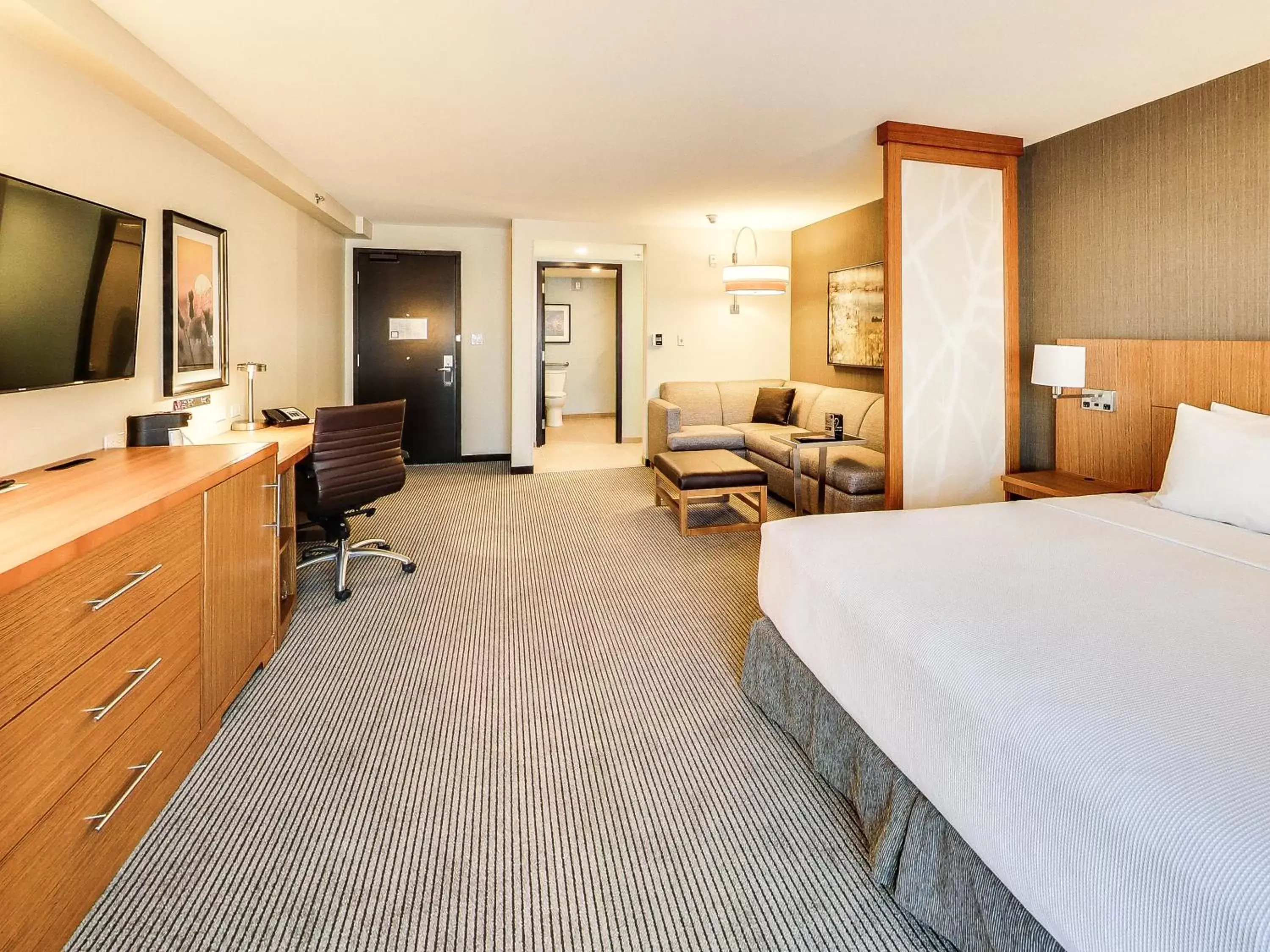 King Room with Sofa Bed and Roll-In Shower - Disability Access in Hyatt Place Edmonton West