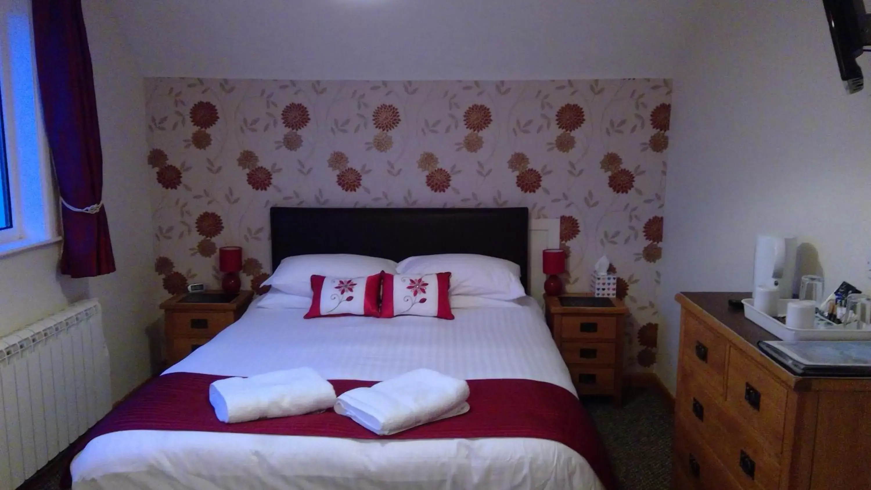 Bedroom, Bed in Trevarrian Lodge
