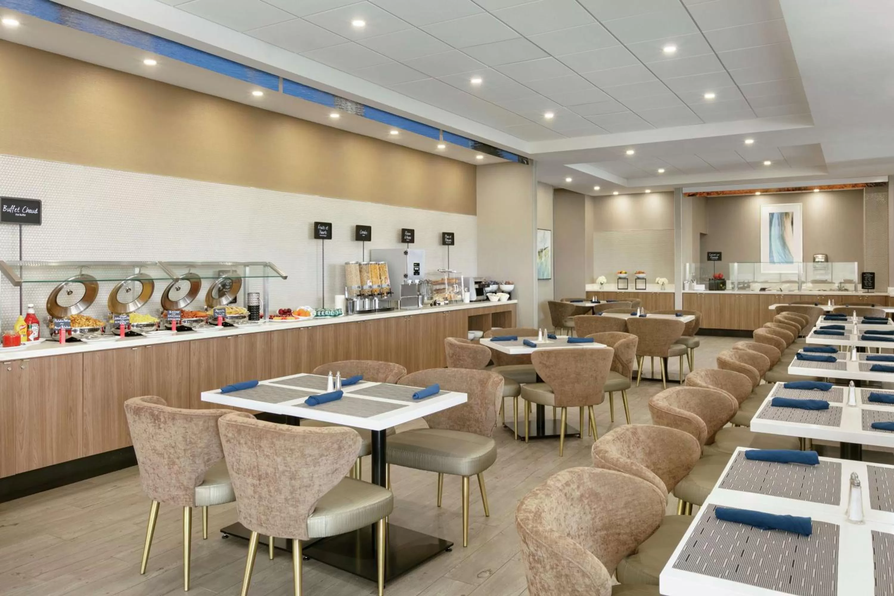 Restaurant/places to eat in Embassy Suites By Hilton Montreal Airport