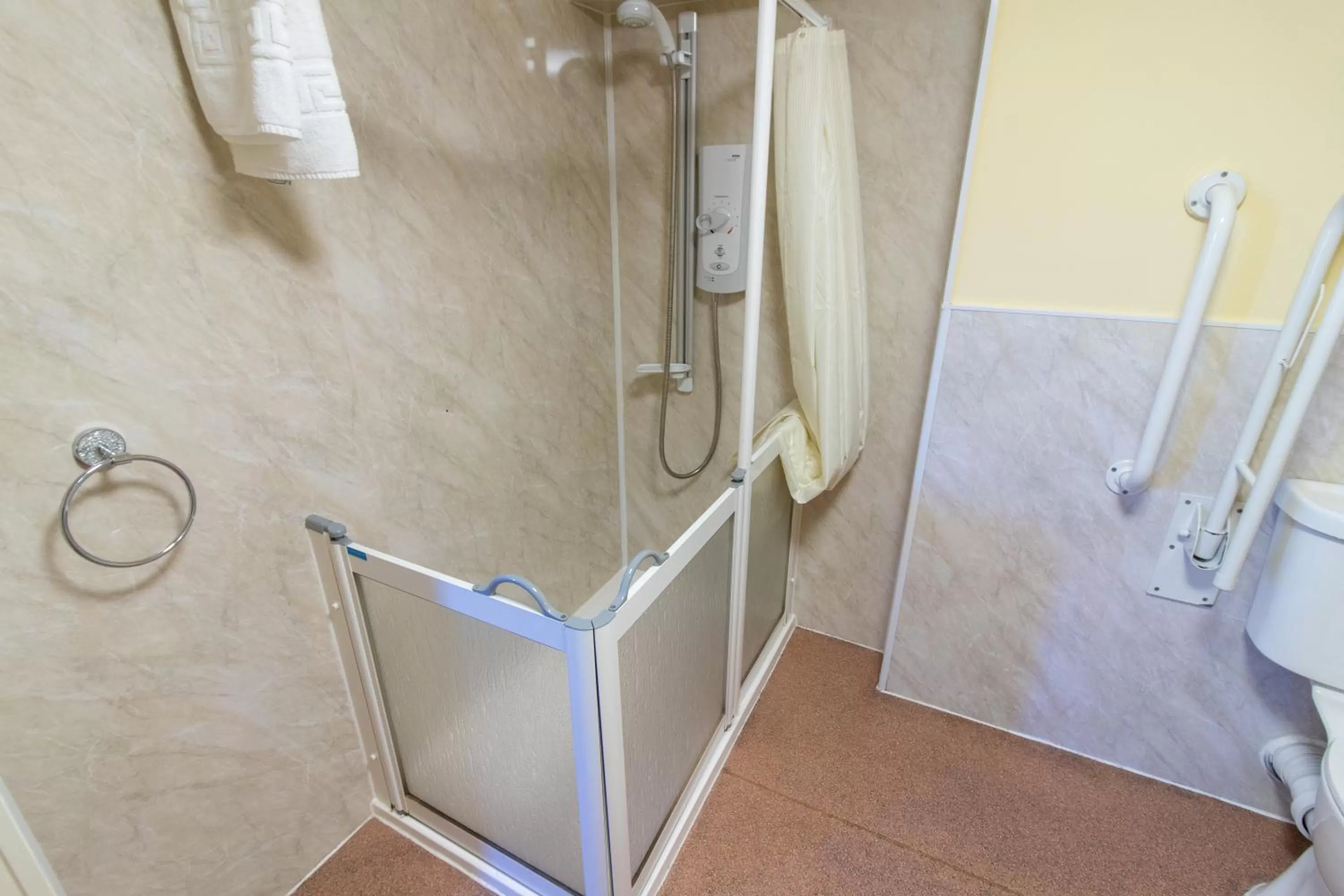 Toilet, Bathroom in Auld Cross Keys Inn