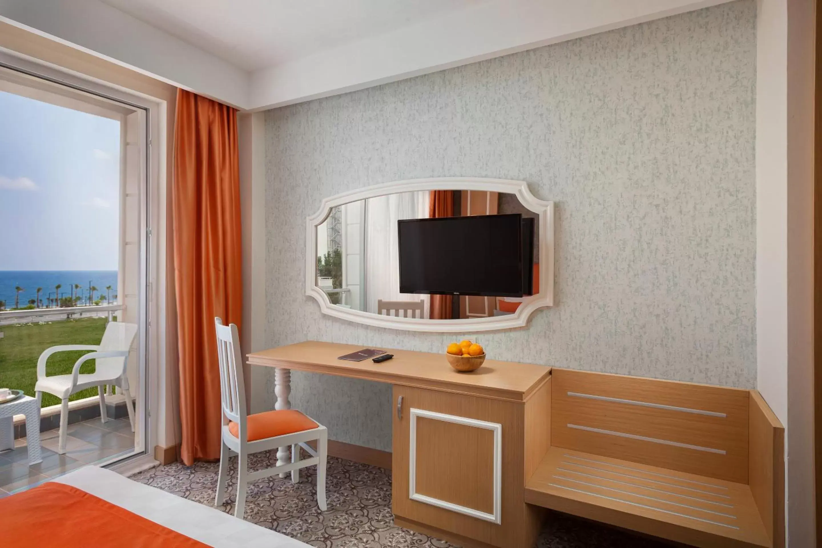 Bed, TV/Entertainment Center in Golden Orange Hotel