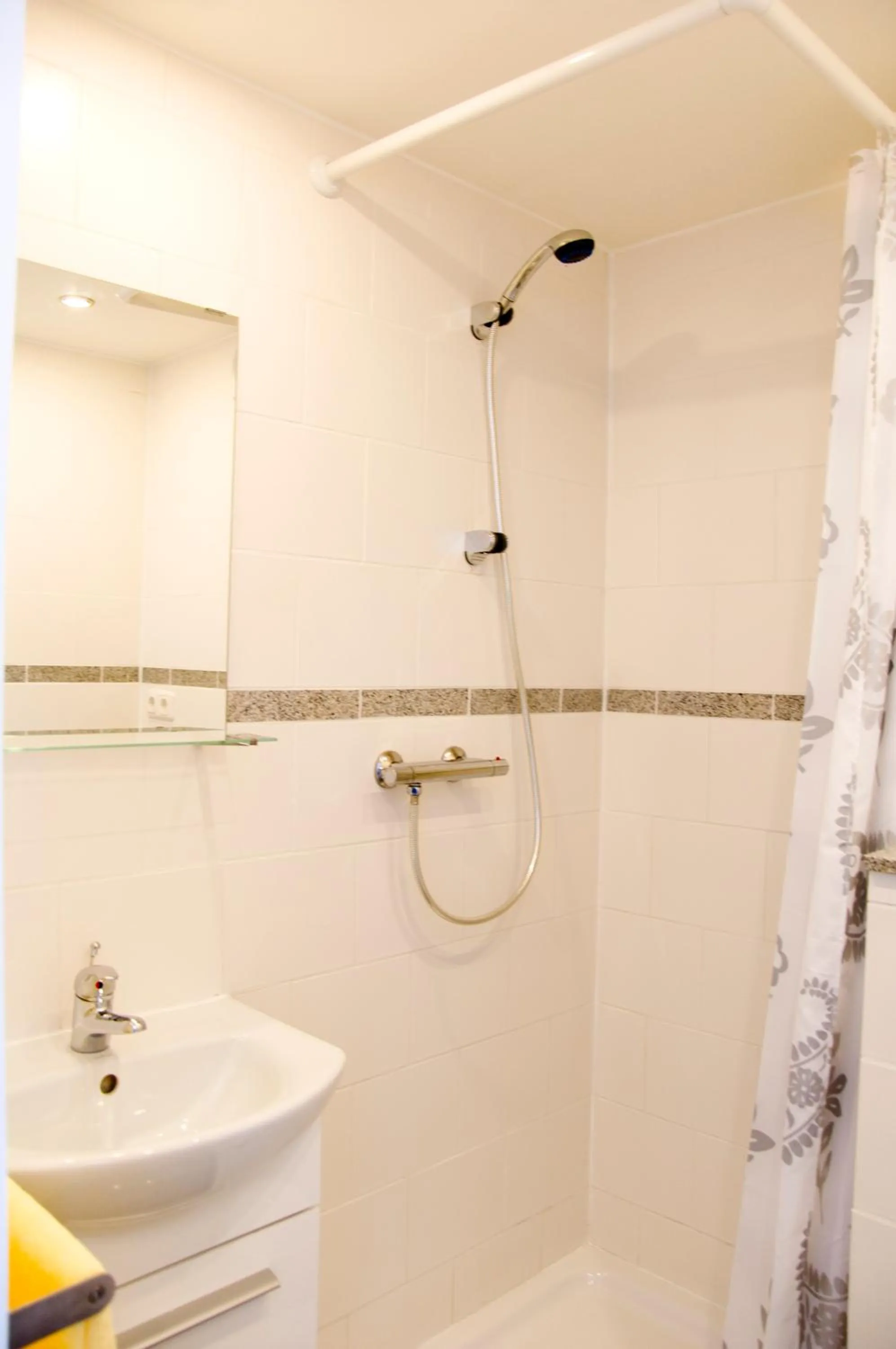 Shower in Hotel Kölner Hof Refrath