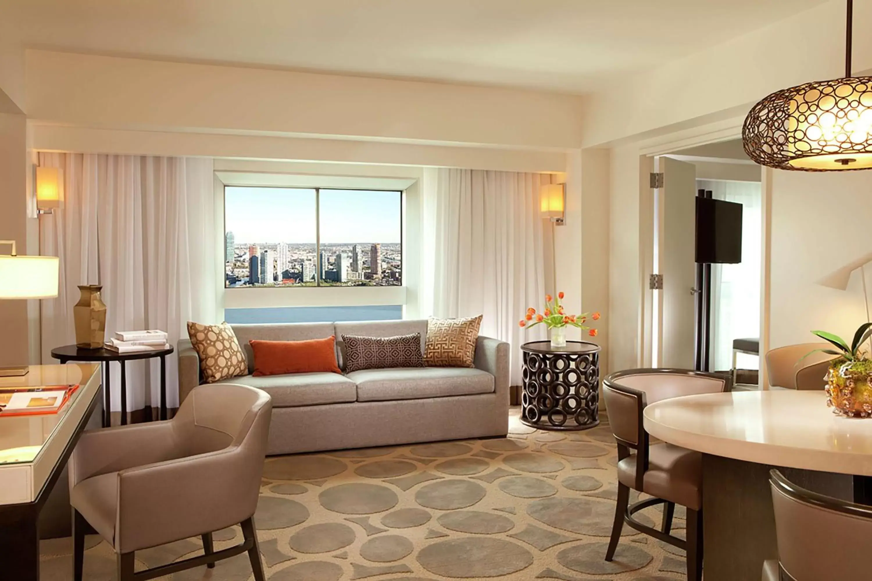 Living room, Seating Area in Millennium Hilton New York One UN Plaza