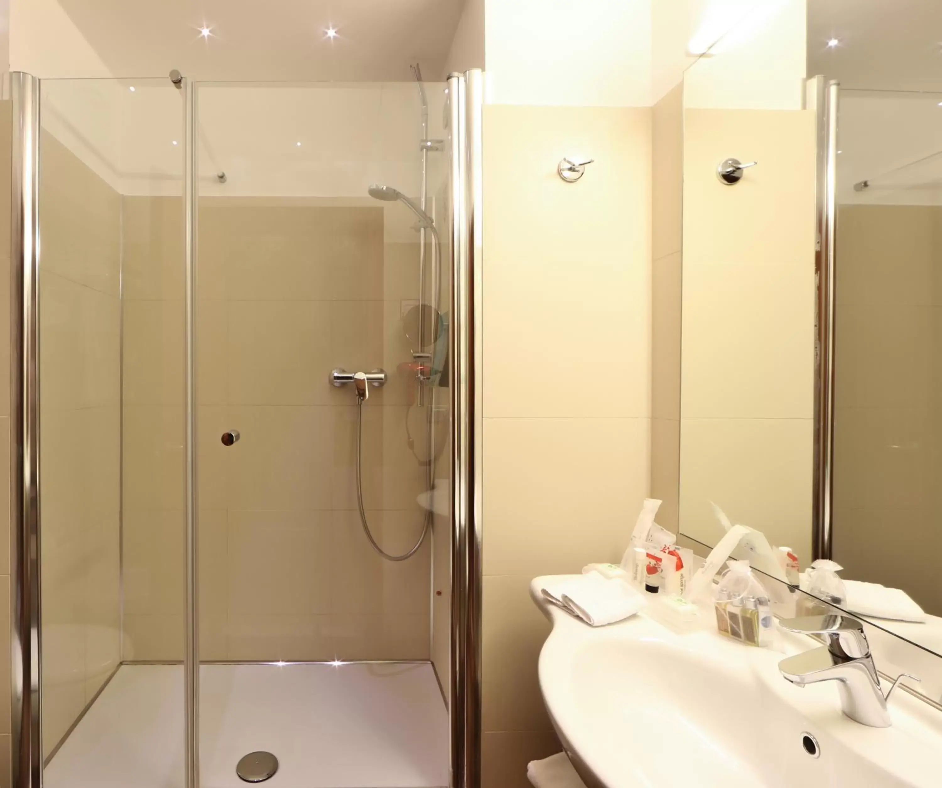 Shower, Bathroom in Best Western Plus City Hotel