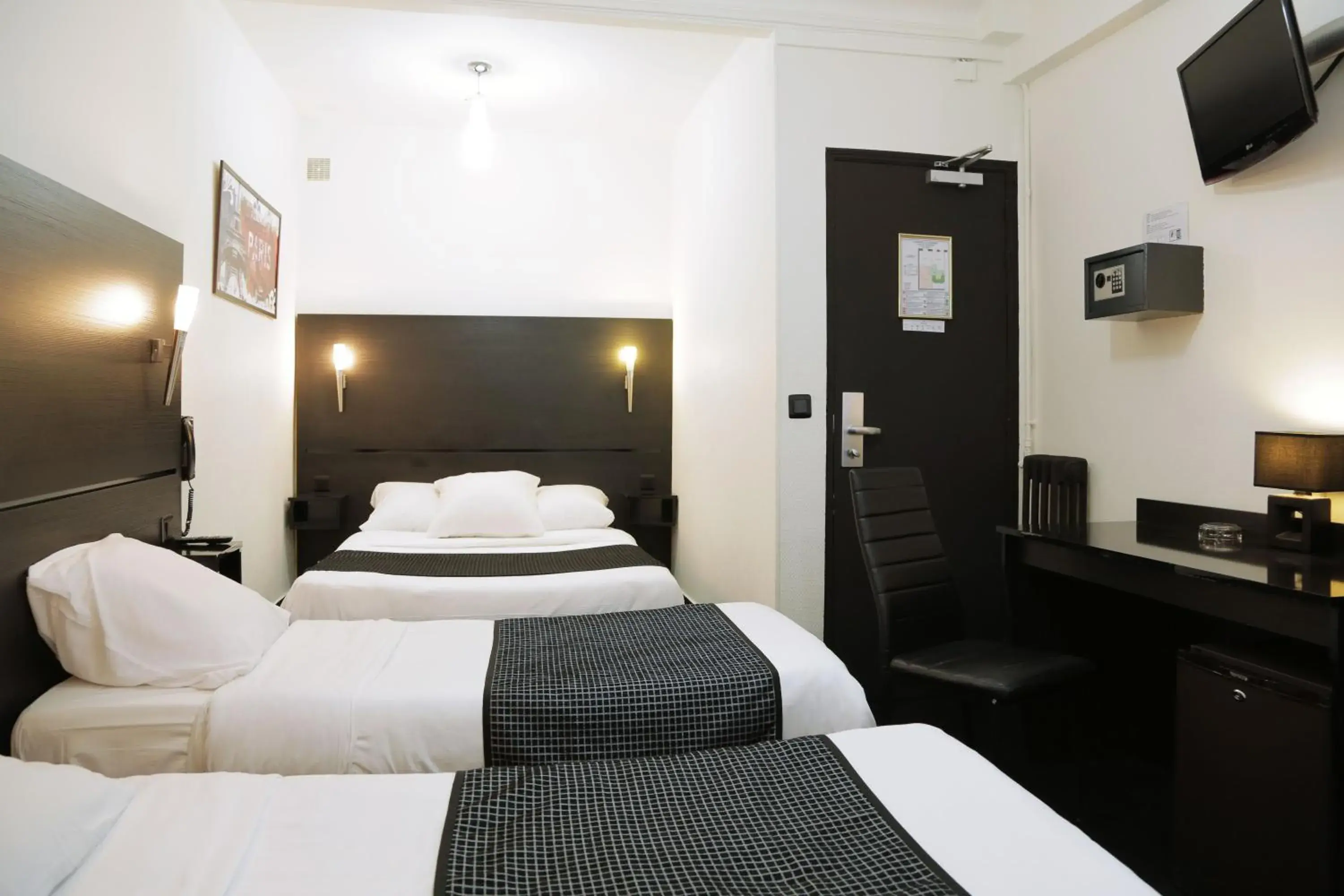 Bed in Hotel De L'Exposition - Republique