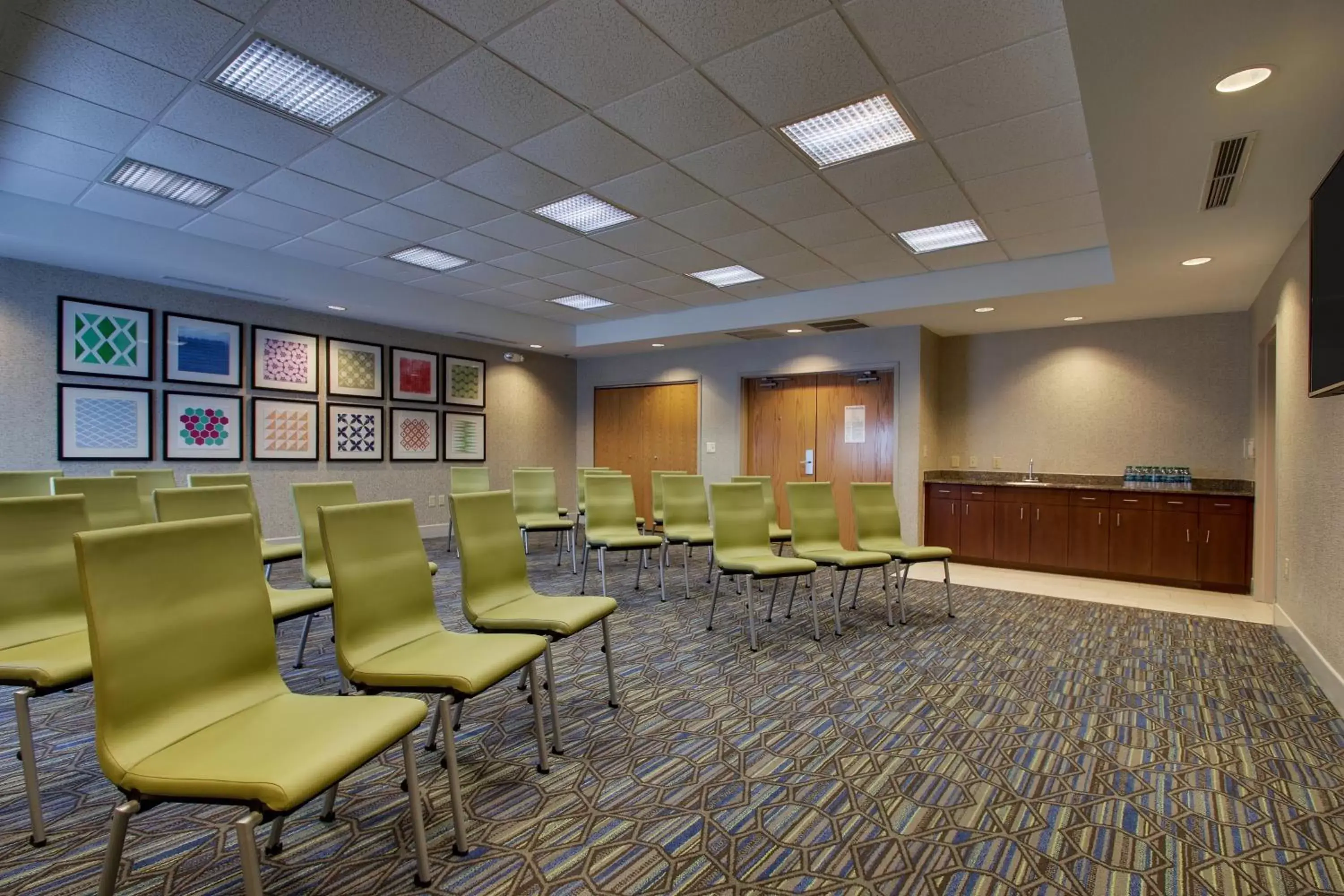 Meeting/conference room in Holiday Inn Express Hotel & Suites Morris, an IHG Hotel