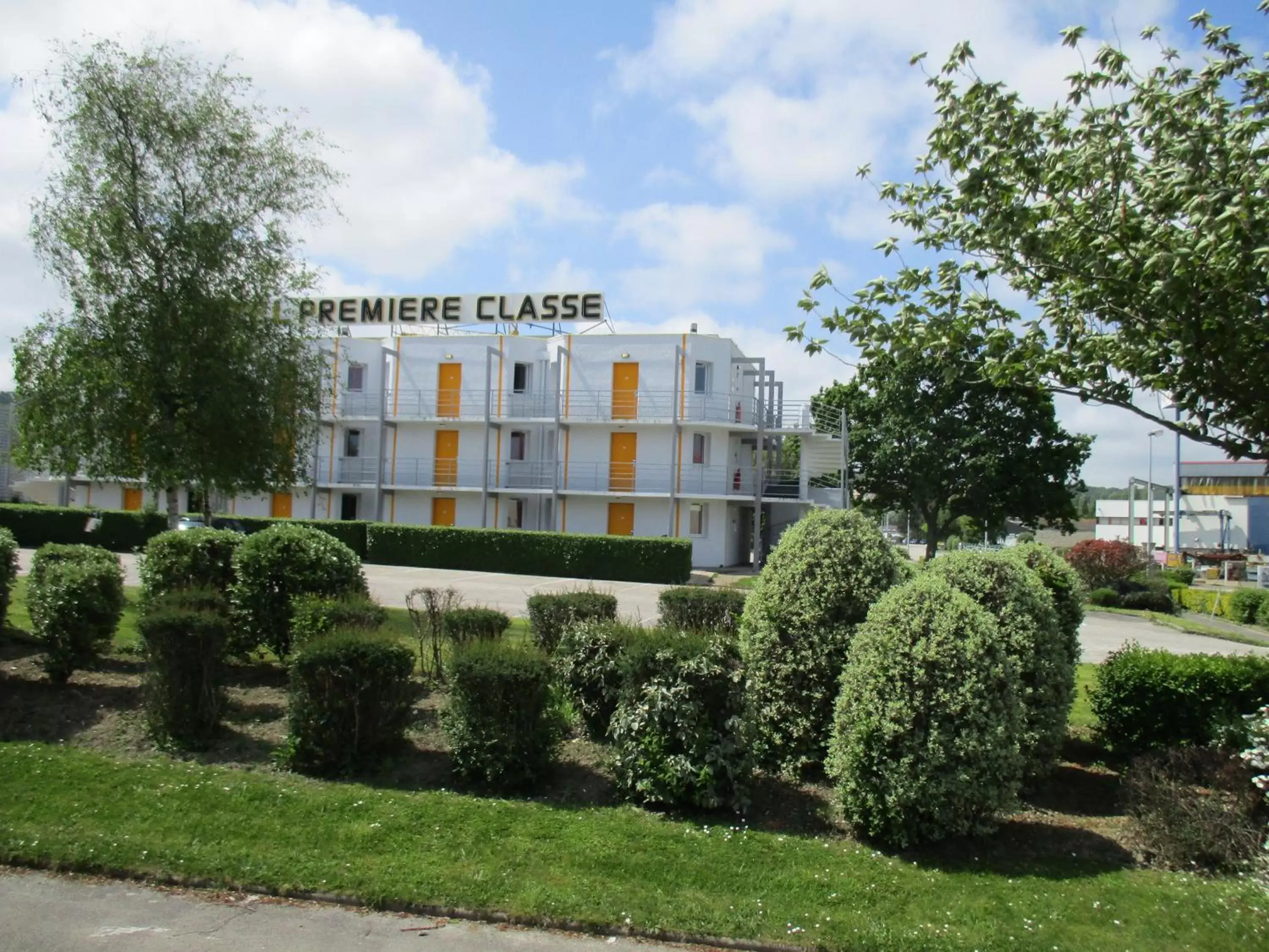 Garden, Property Building in Première Classe Cherbourg - Tourlaville