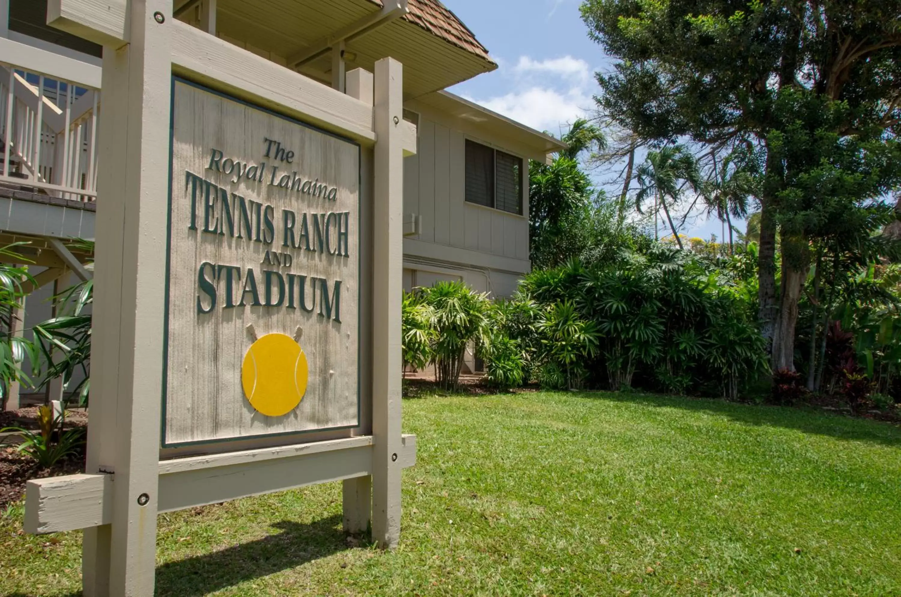 Facade/entrance, Property Building in Royal Lahaina Resort & Bungalows