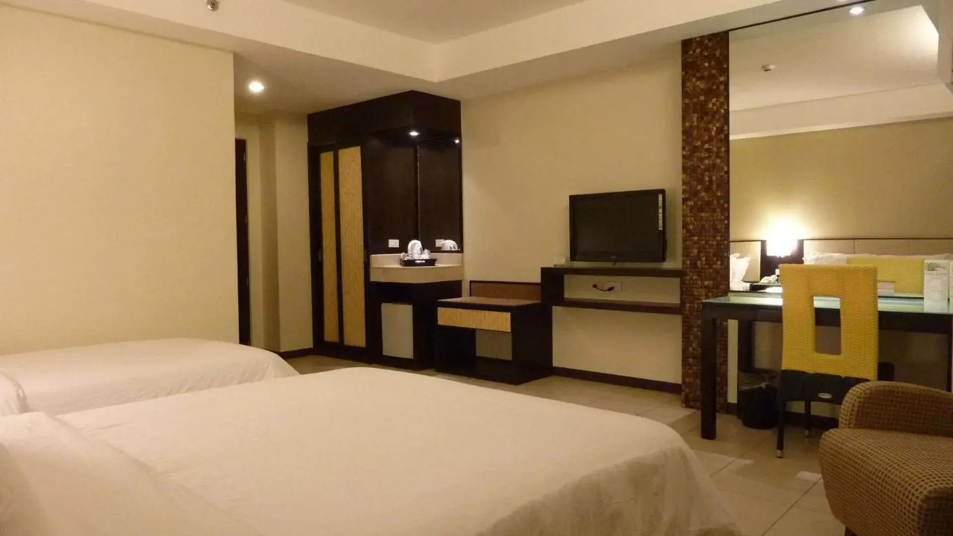 Photo of the whole room, Bed in Circle Inn - Iloilo City Center