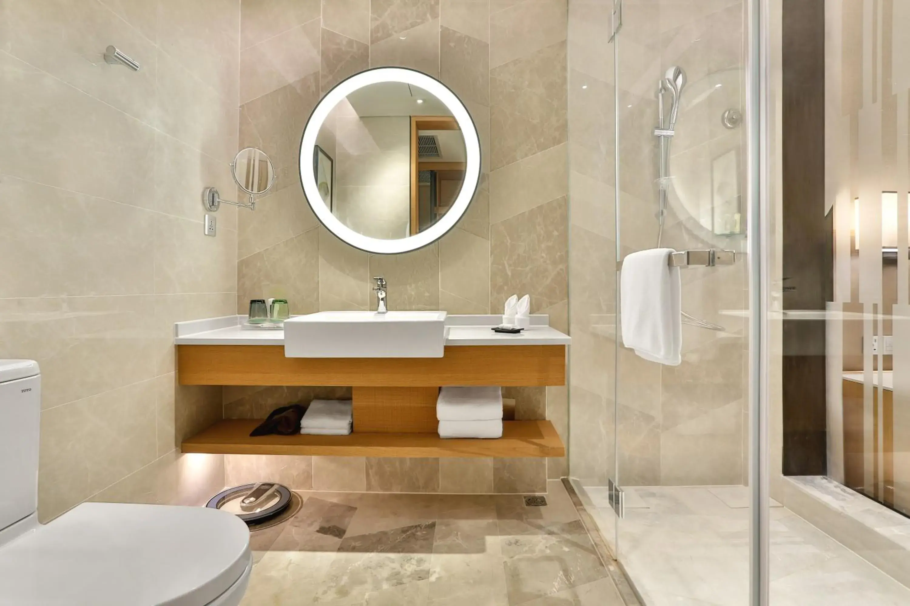 Photo of the whole room, Bathroom in Holiday Inn Chengdu Qinhuang, an IHG Hotel