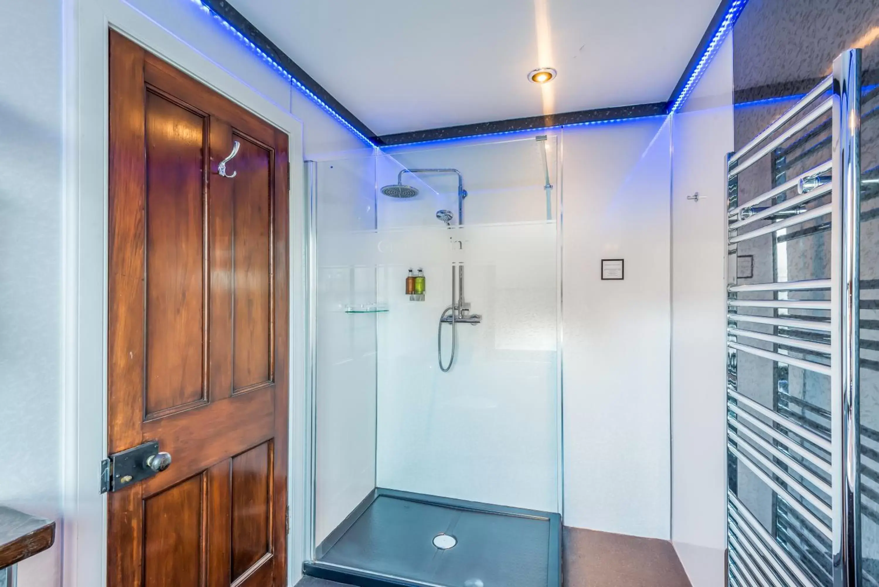 Bathroom in Grey Harlings Hotel