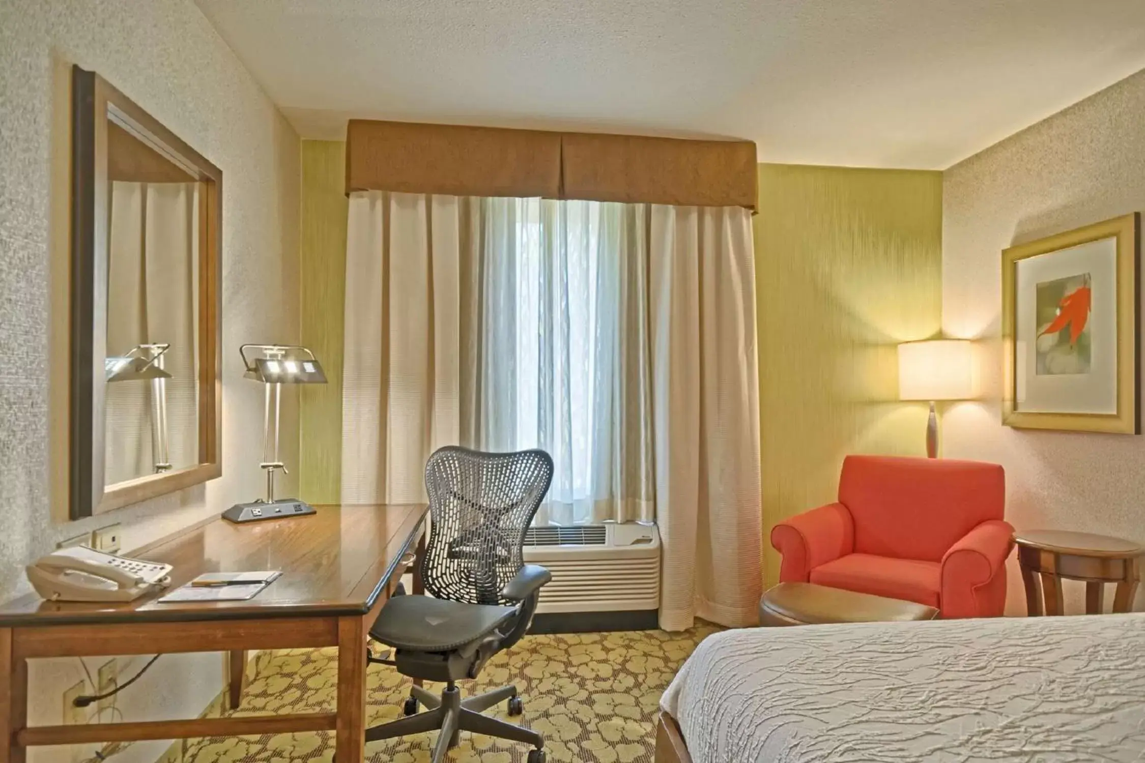 Bed, Seating Area in Hilton Garden Inn by Hilton Mount Laurel