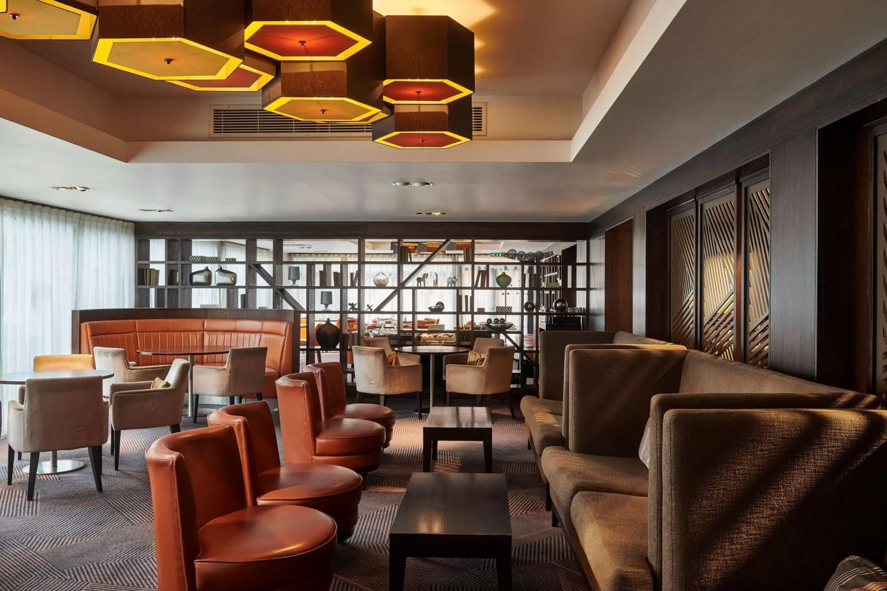 Dining area, Lounge/Bar in DoubleTree by Hilton London Ealing