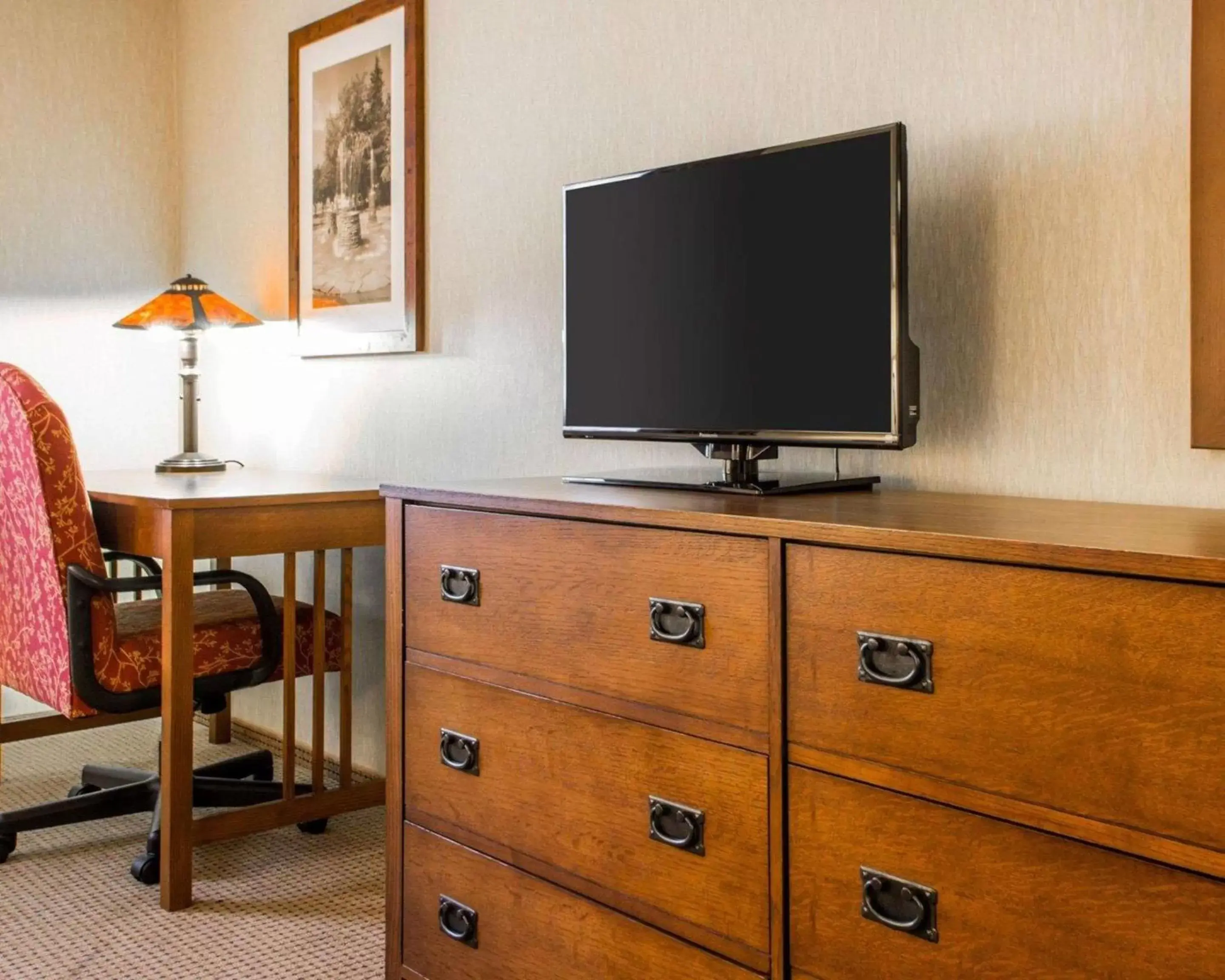 Photo of the whole room, TV/Entertainment Center in Quality Inn Ironwood
