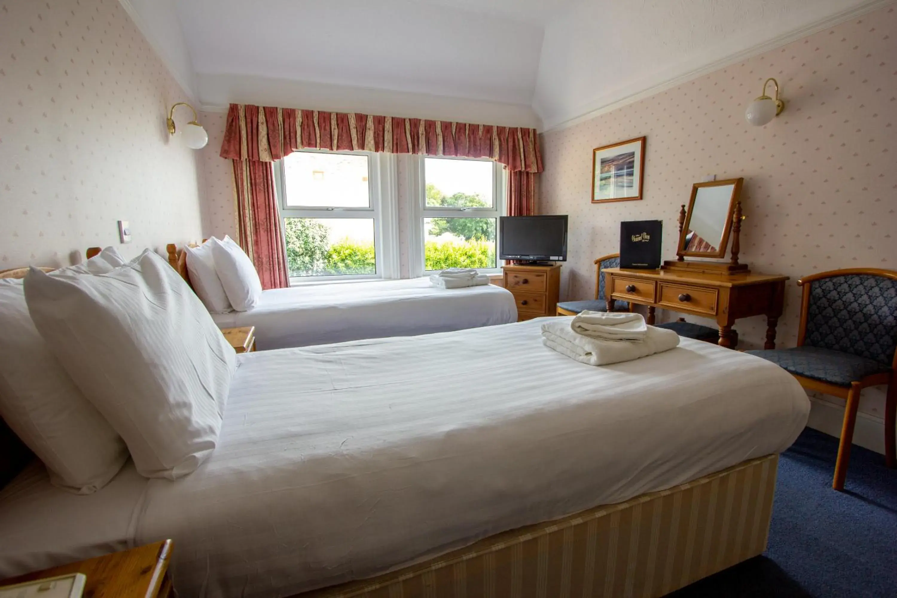 Photo of the whole room, Bed in Channel View Hotel
