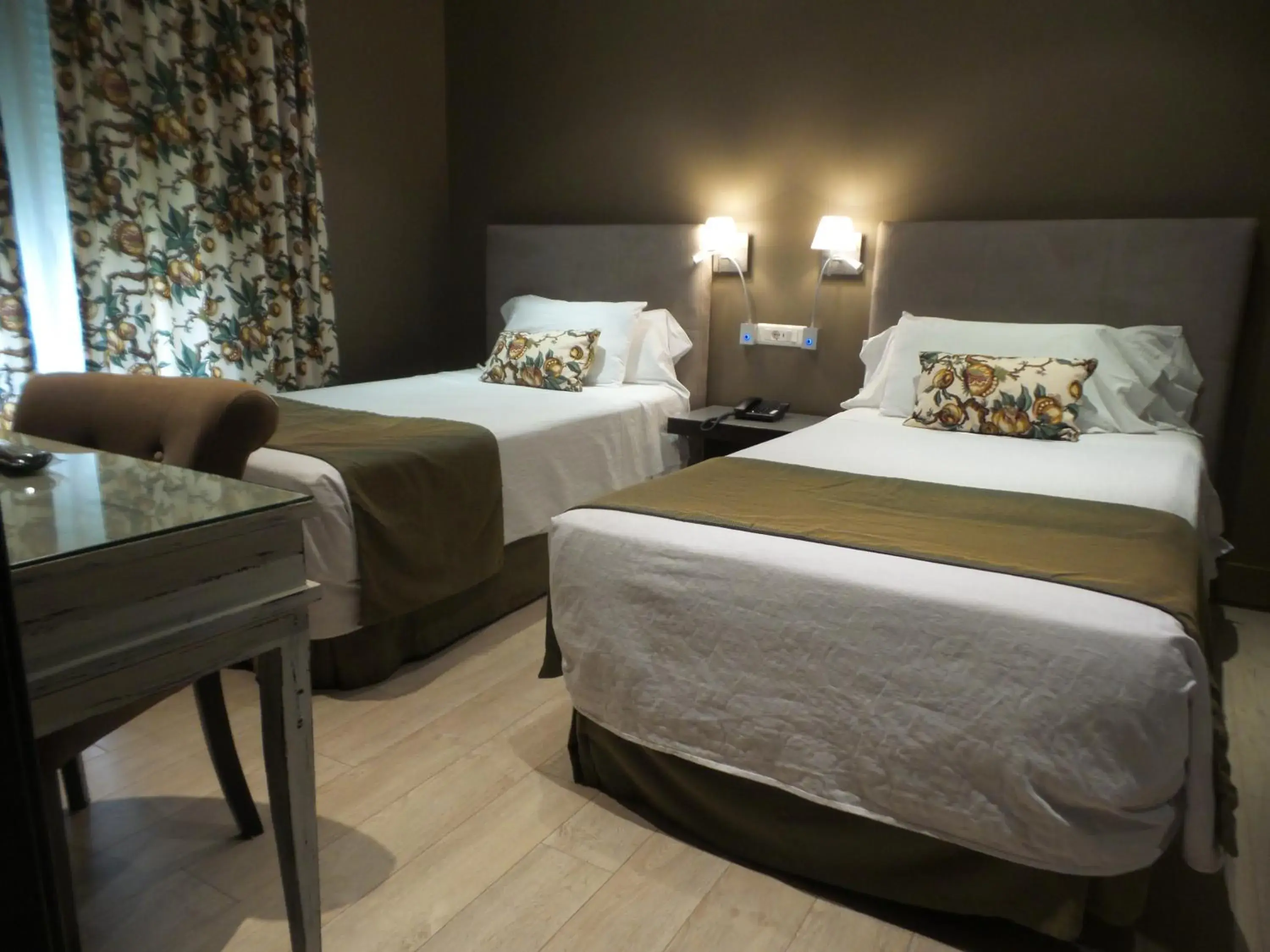 Bedroom, Bed in Hotel Moderno Puerta del Sol