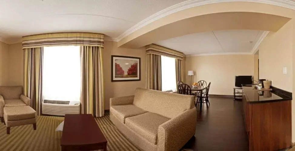 Bed, Seating Area in Comfort Inn & Conference Centre Toronto Airport