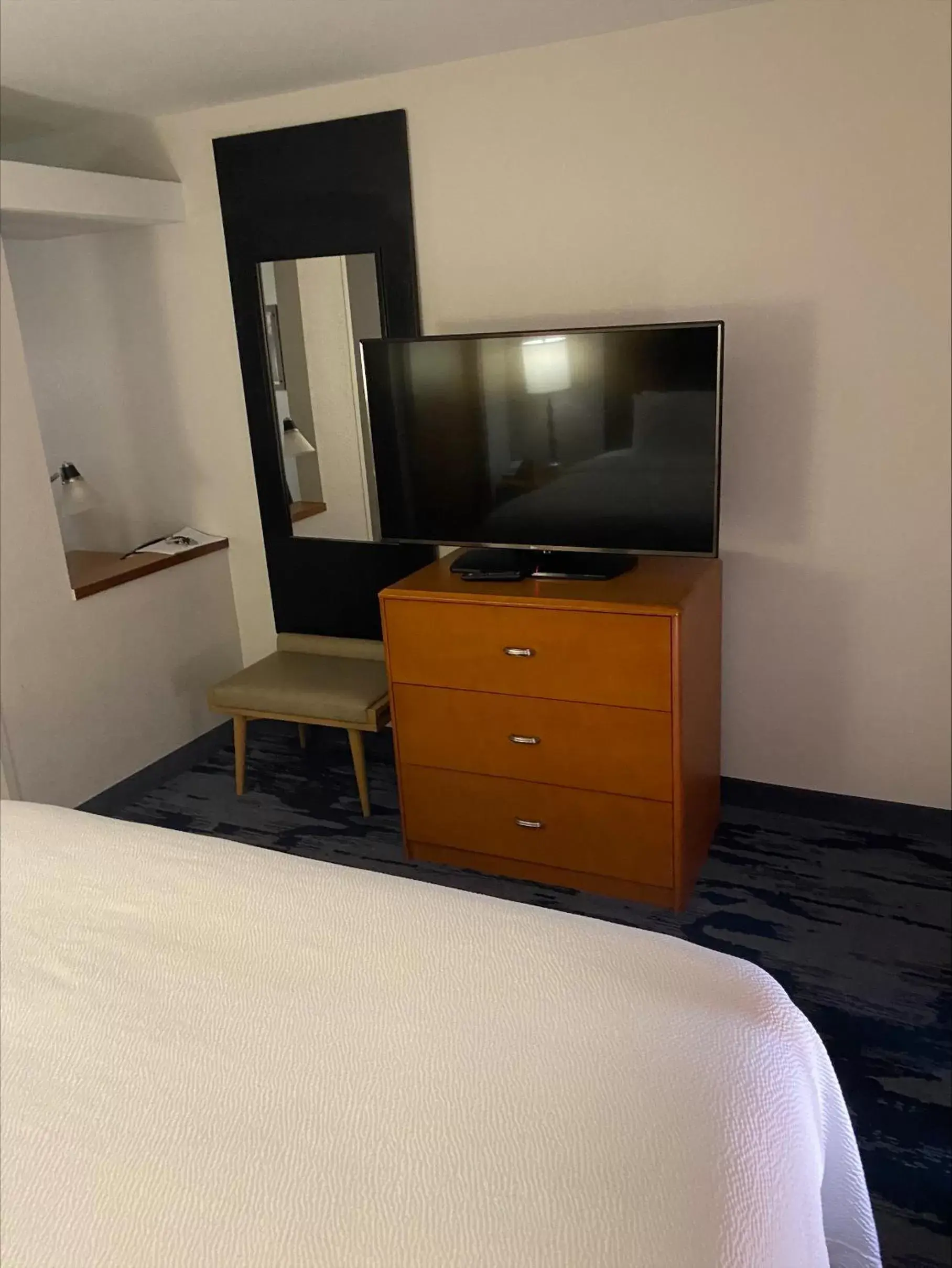 Bedroom, TV/Entertainment Center in Fairfield Inn & Suites by Marriott Texarkana