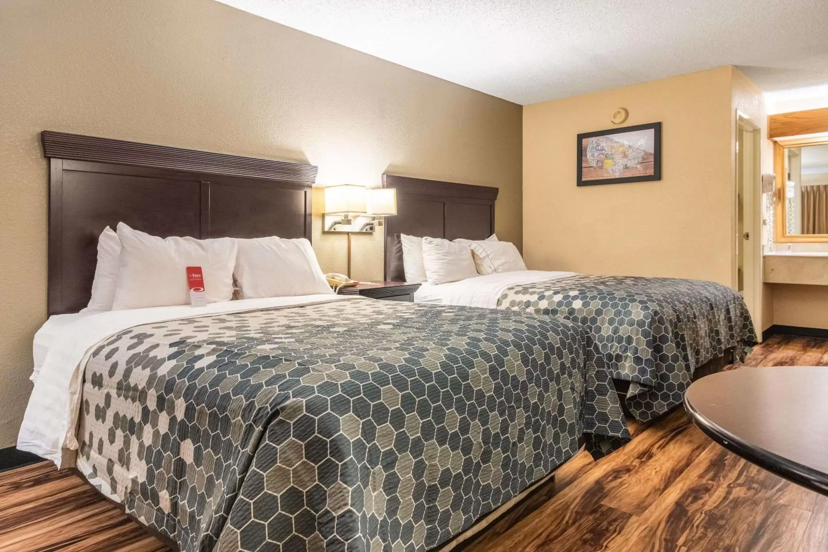 Photo of the whole room, Bed in Econo Lodge Hillsboro I-35