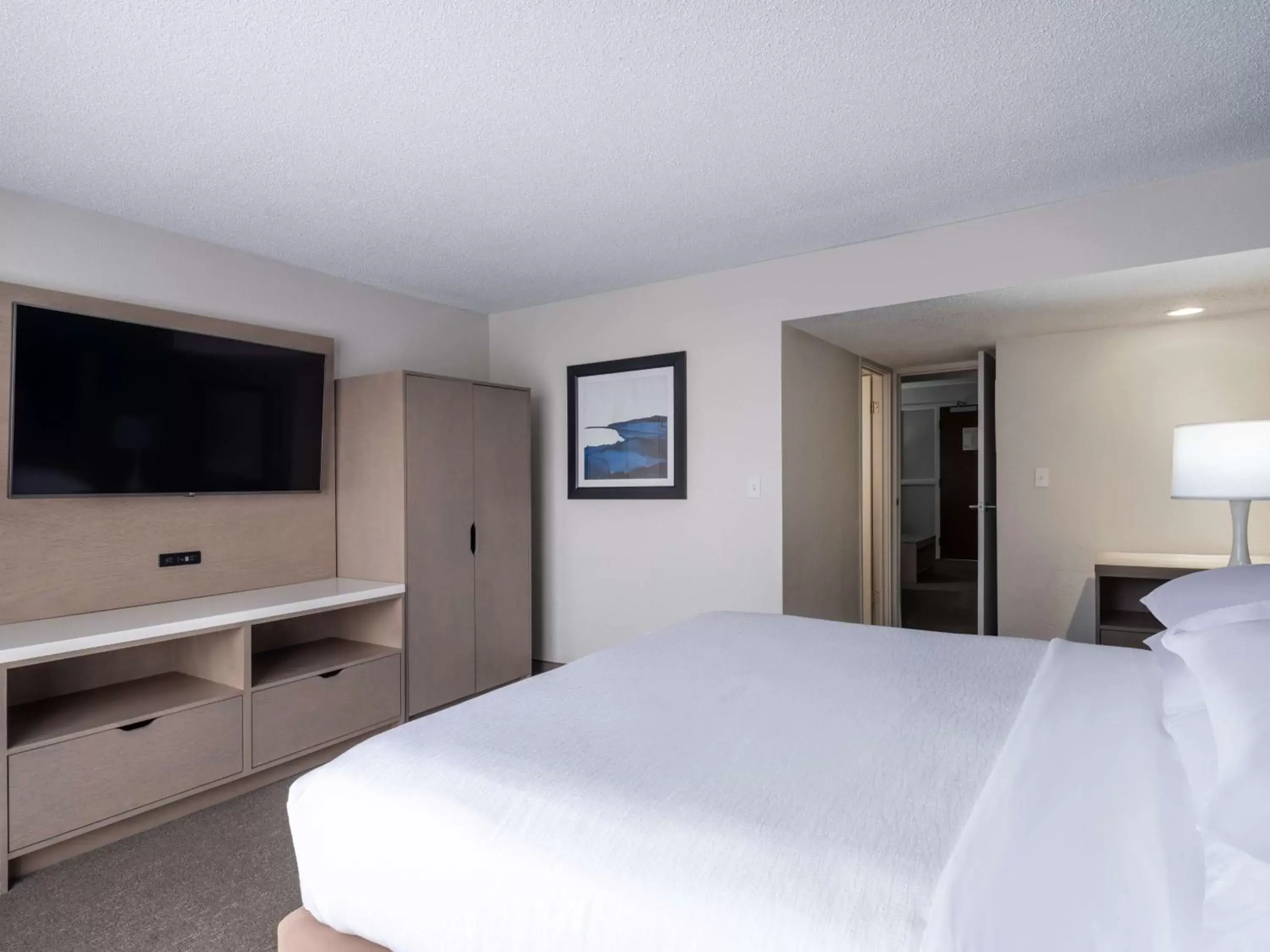 Bedroom, Bed in Embassy Suites Baltimore - North/Hunt Valley