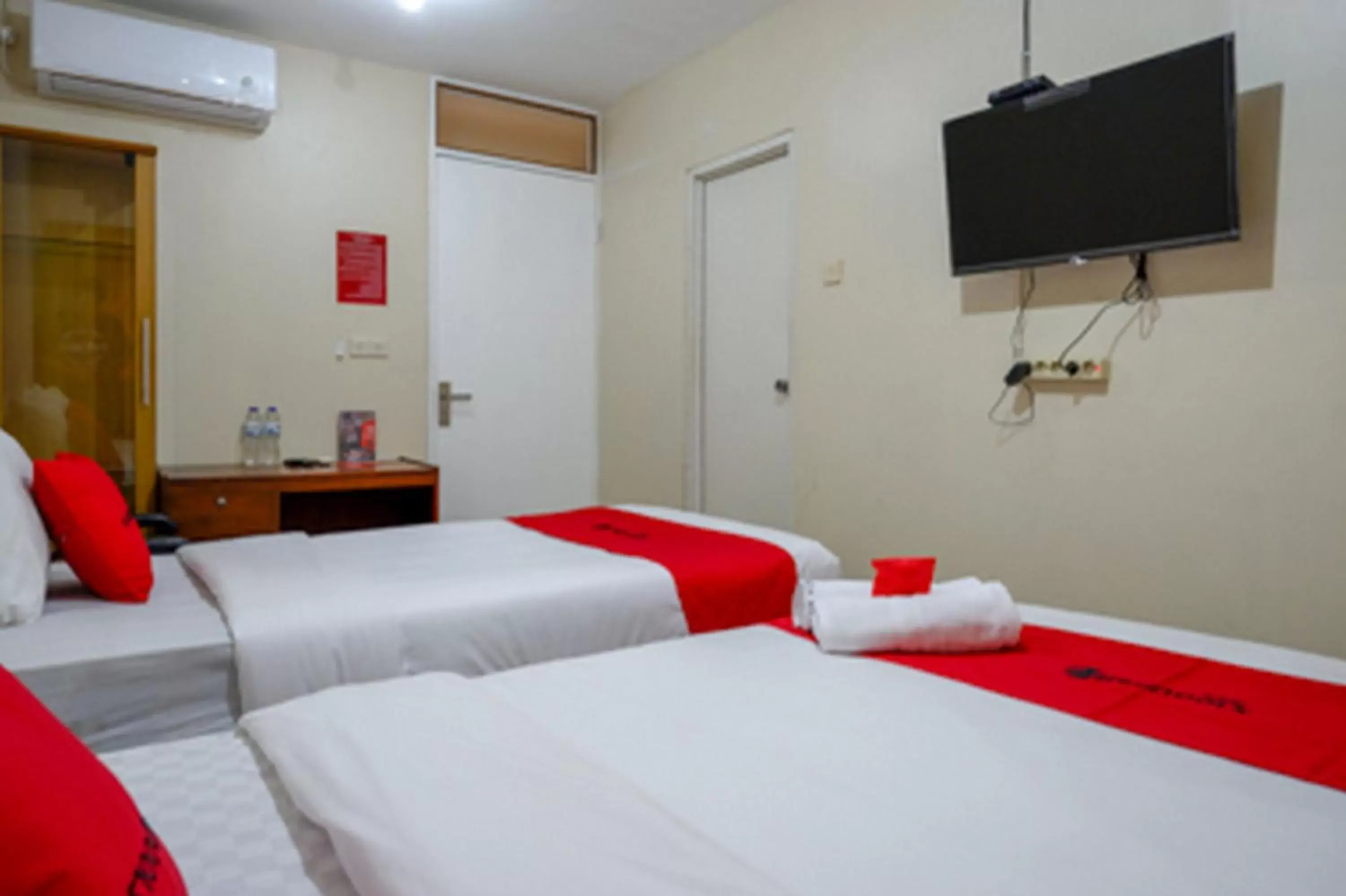 Twin Room in RedDoorz near RSUD Kudus Twin Room in RedDoorz near RSUD Kudus