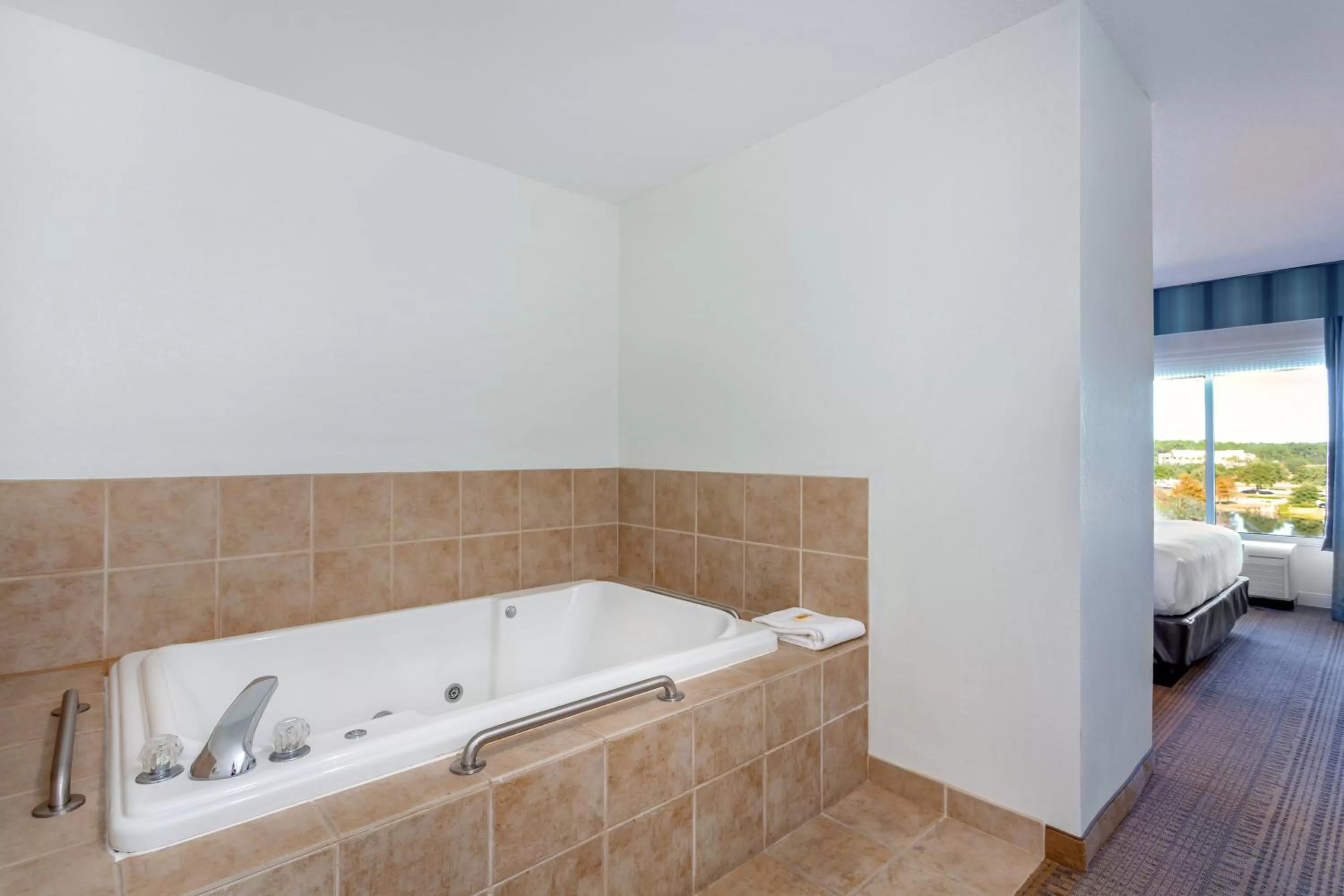 Bathroom, Bed in Holiday Inn - St Augustine - World Golf by IHG