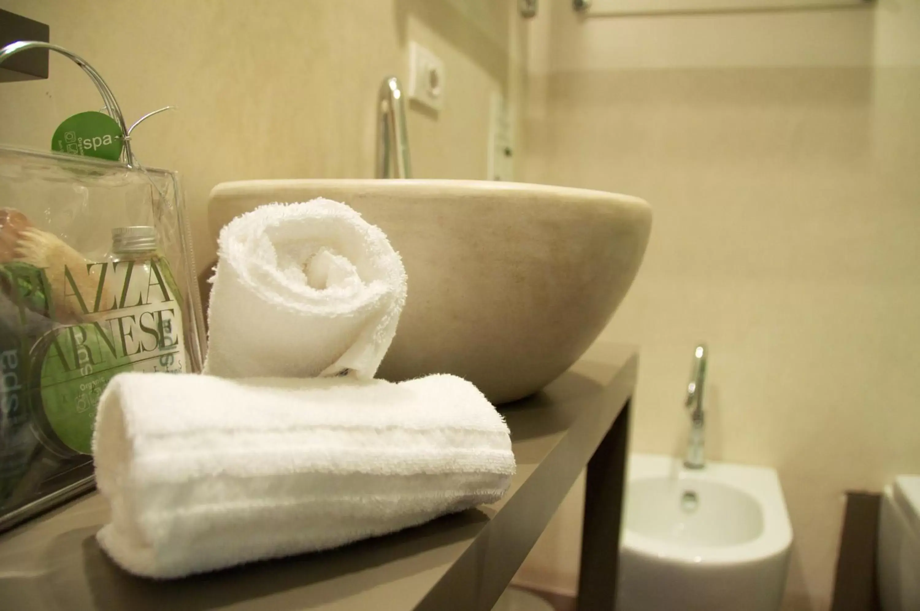 Bathroom in Piazza Farnese Luxury Suites