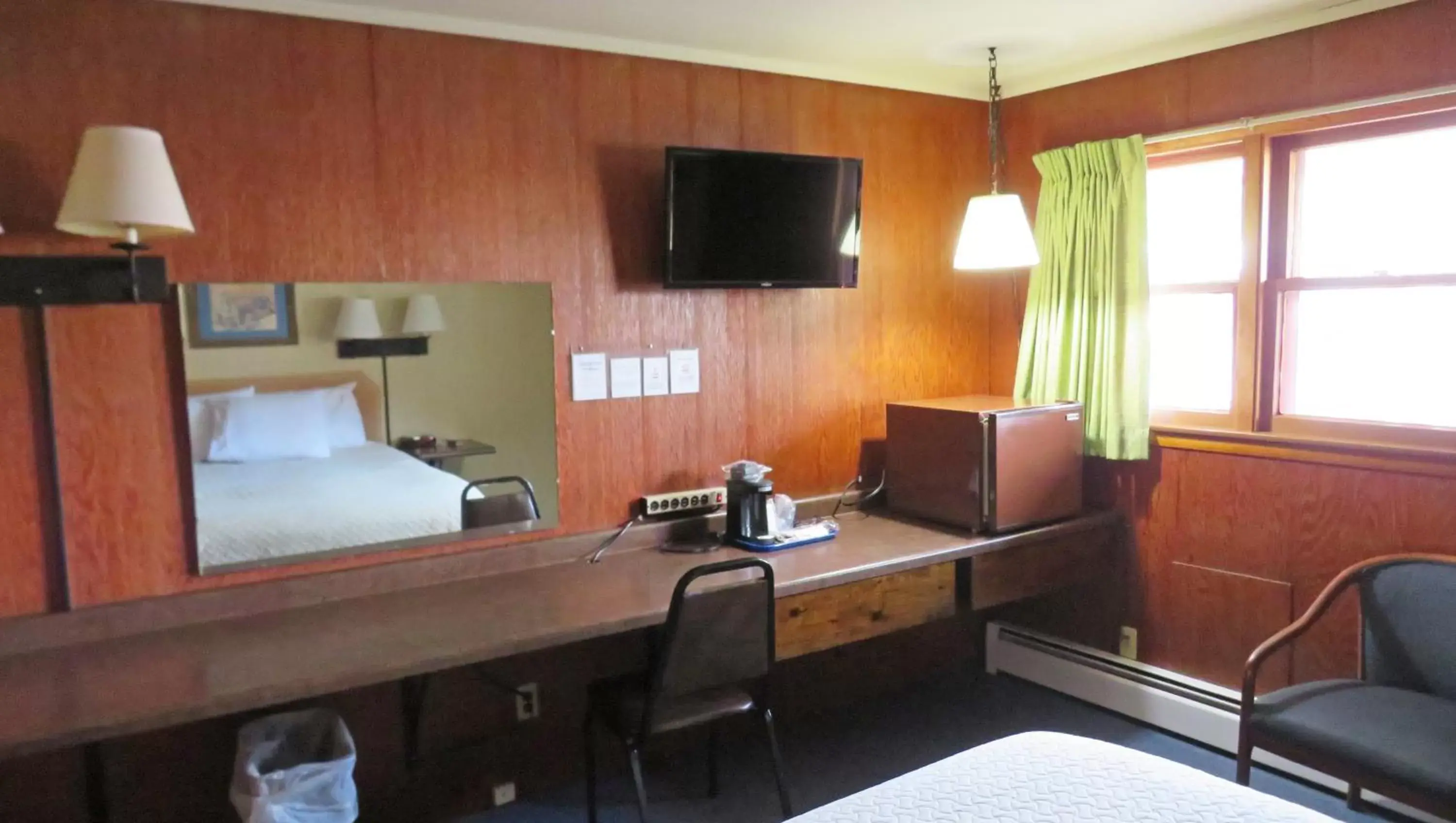 Bedroom, TV/Entertainment Center in Indianhead Ironwood Hotel