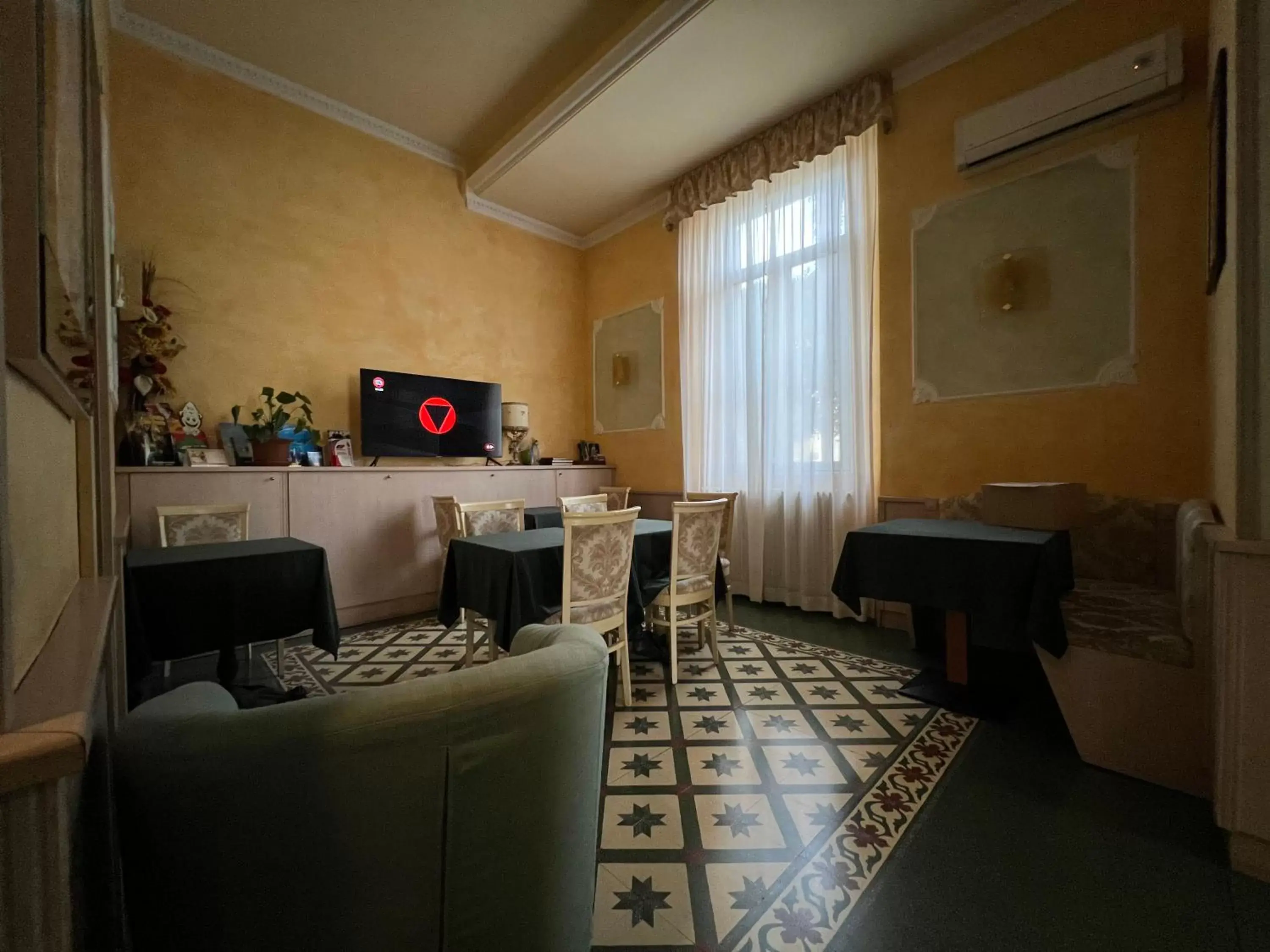 Communal lounge/ TV room, Seating Area in Hotel Villa Primavera