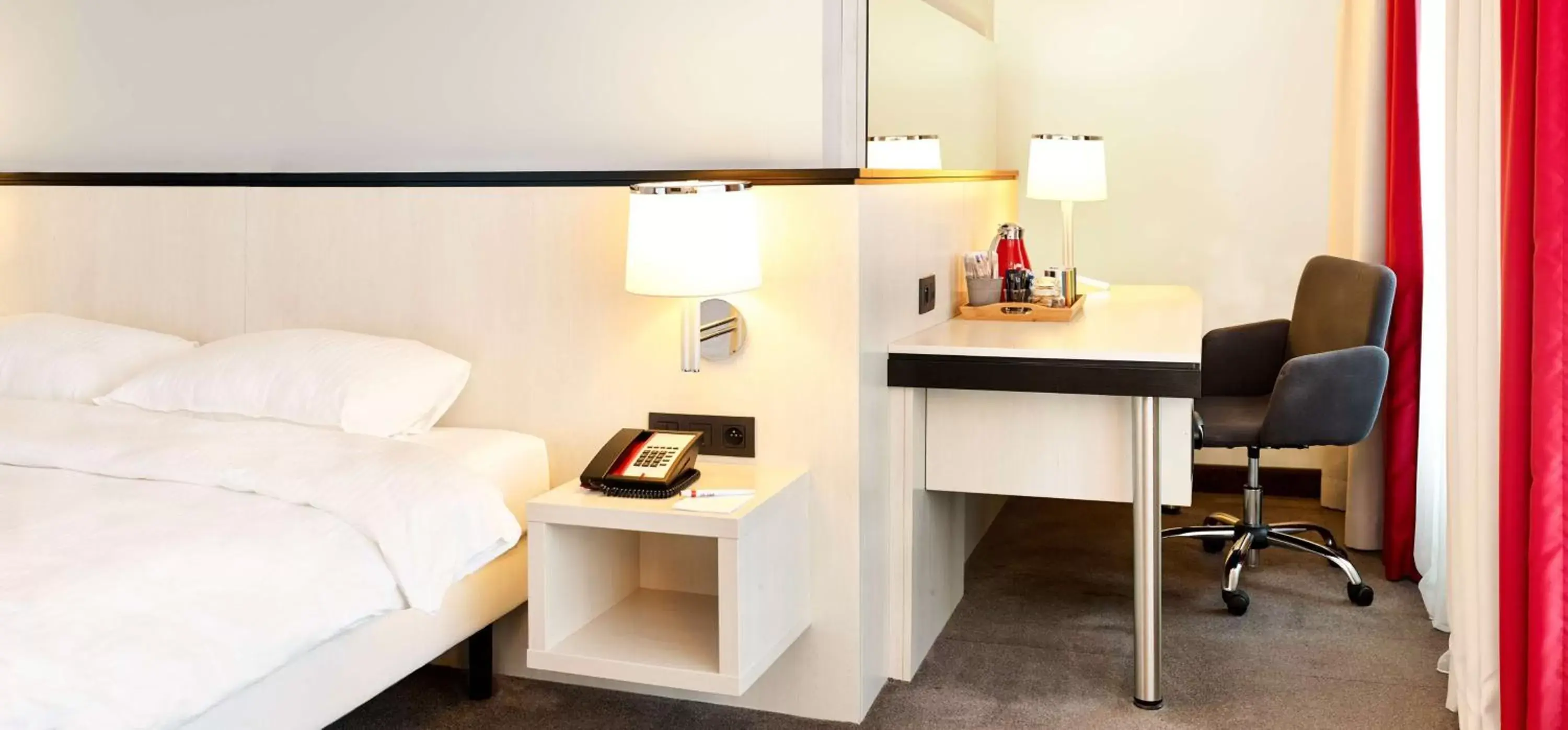 Bedroom, TV/Entertainment Center in Hotel Park Inn by Radisson Brussels Midi