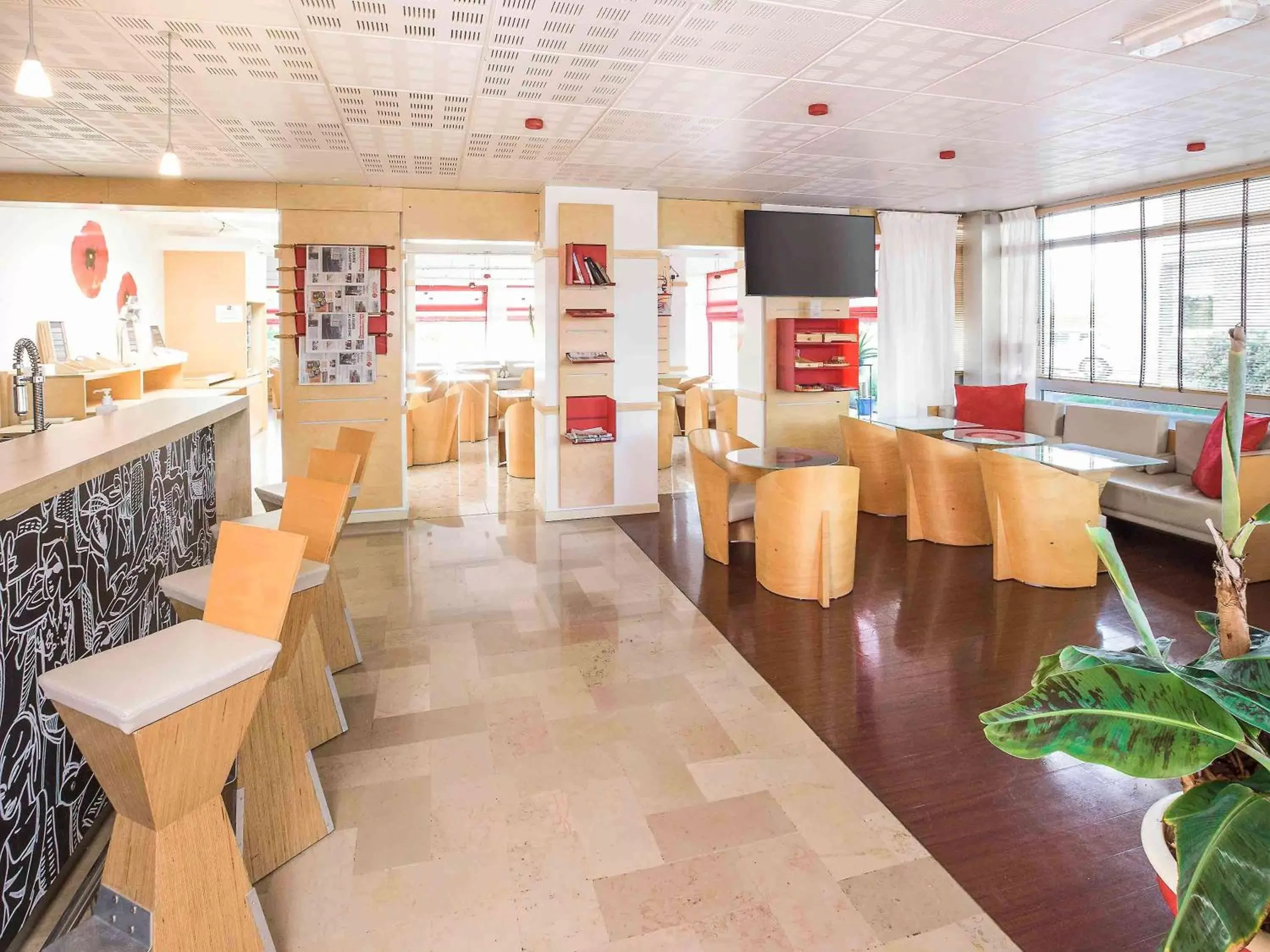 Property building, Restaurant/Places to Eat in ibis Saint Brieuc Yffiniac