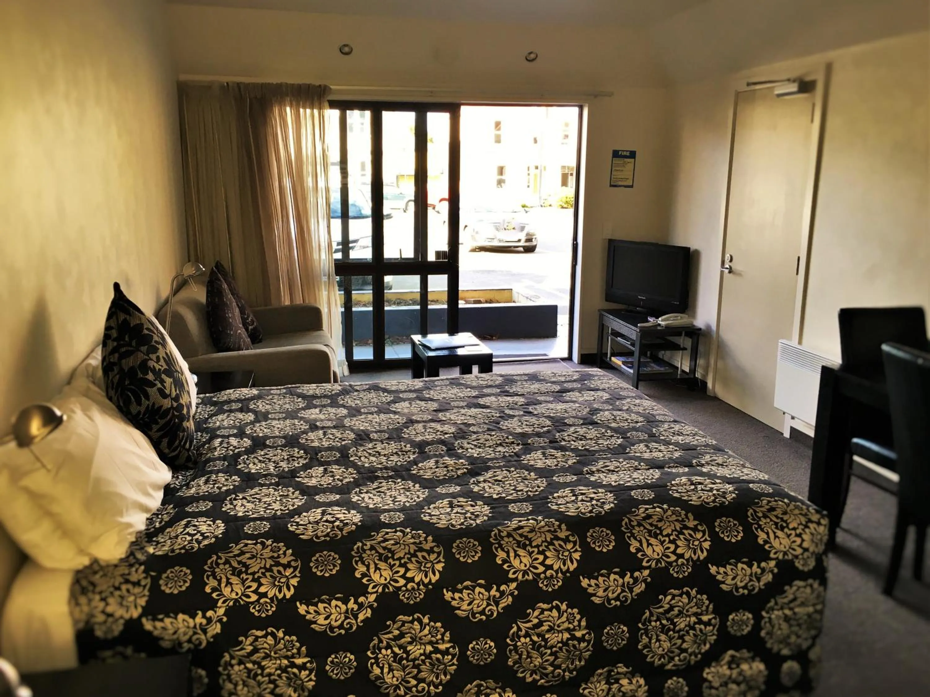 Bedroom, Bed in Cable Court Motel