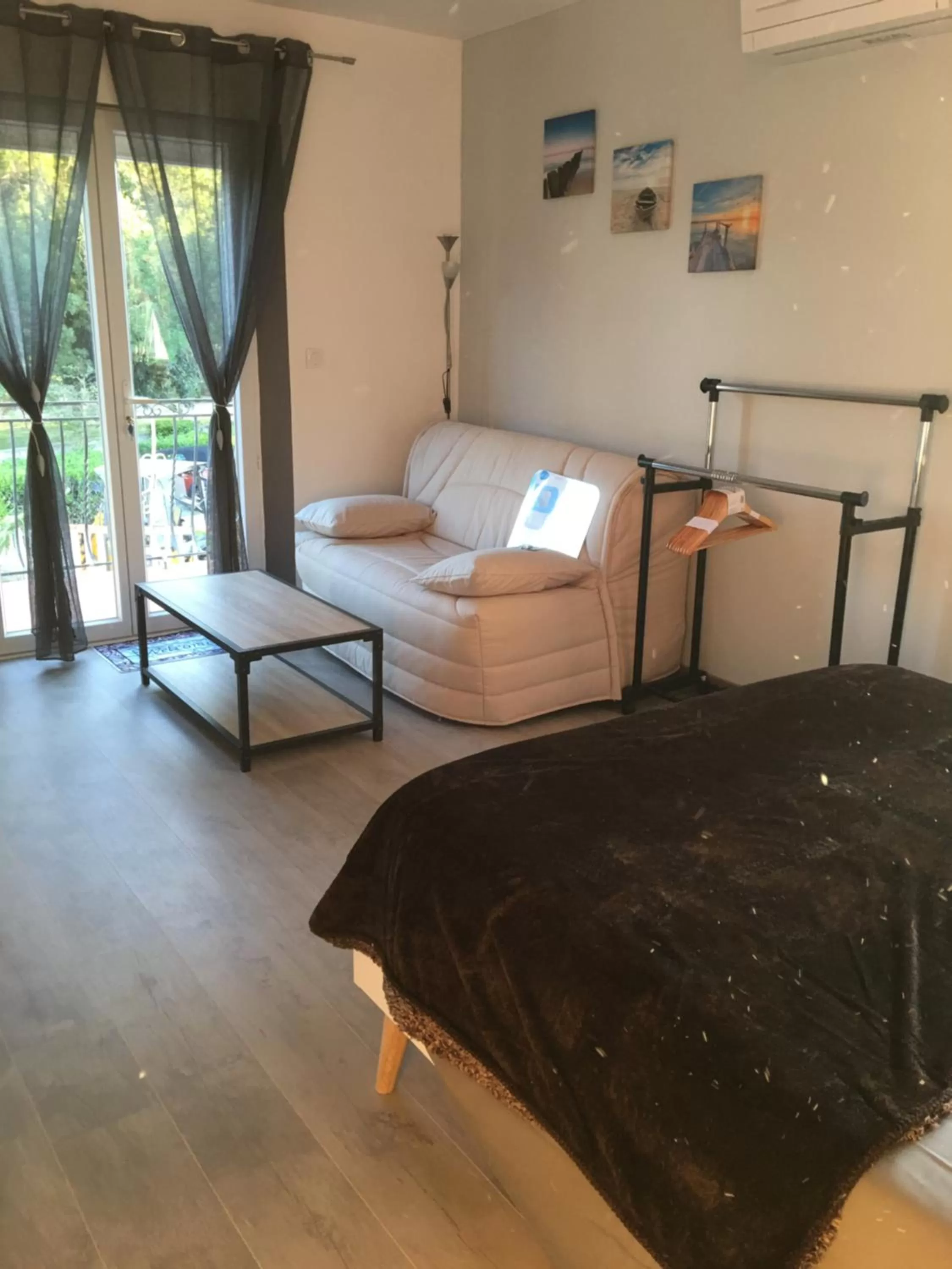 Photo of the whole room, Bed in Happy House St Cyp