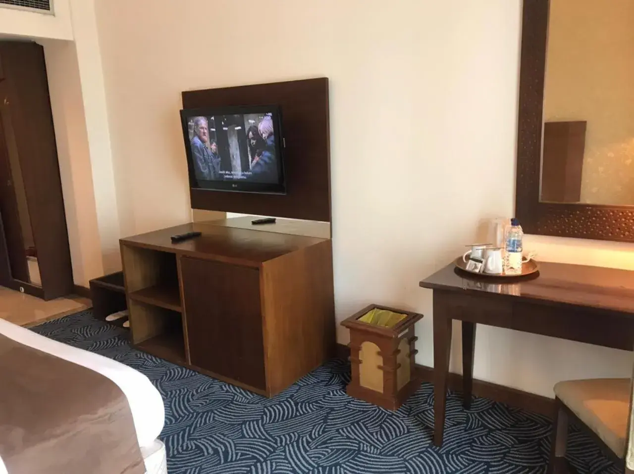 Bed, TV/Entertainment Center in Hotel Kaisar