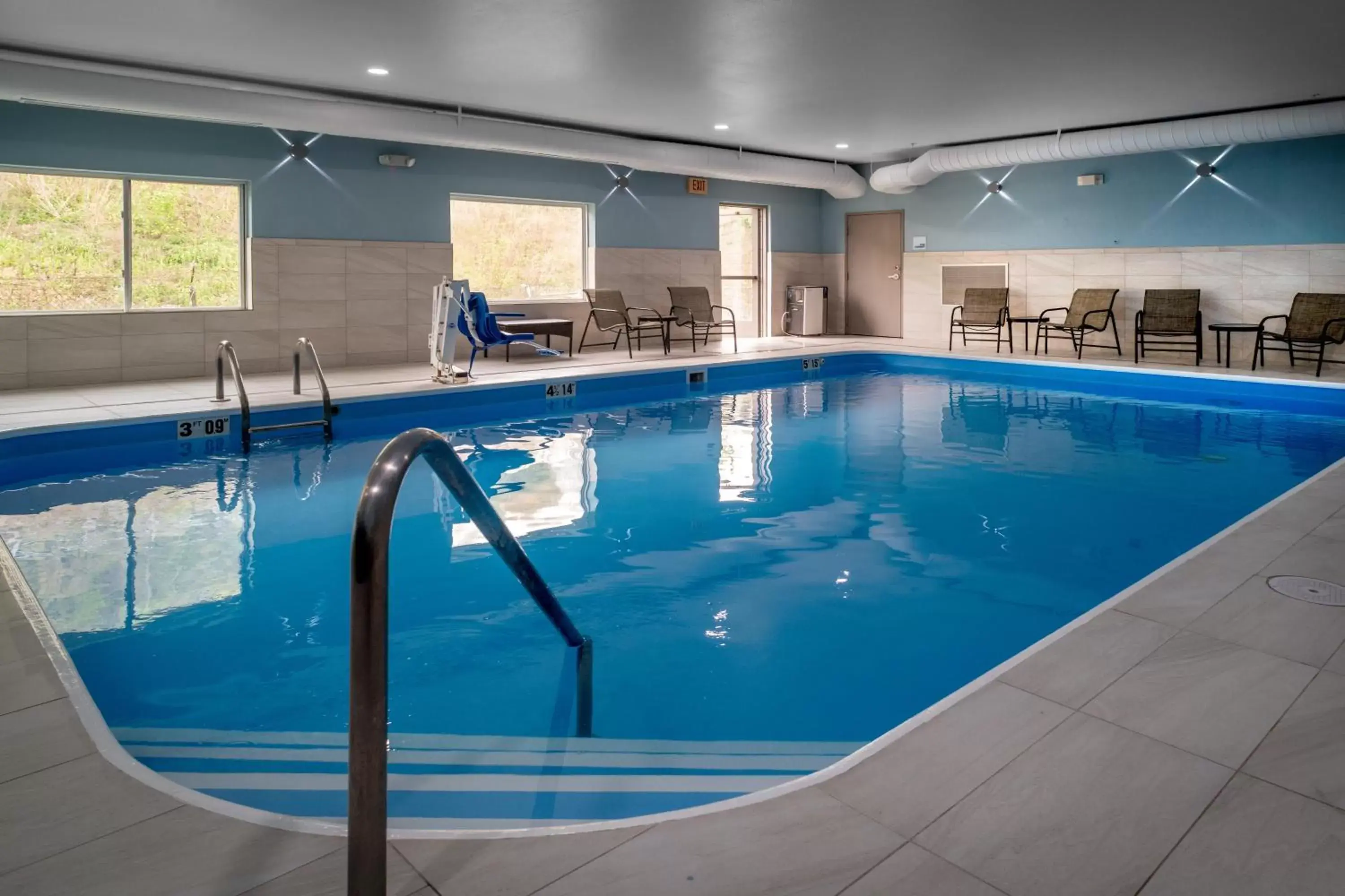 Swimming pool in Holiday Inn Express - Charleston/Kanawha City by IHG Swimming pool in Holiday Inn Express - Charleston/Kanawha City by IHG