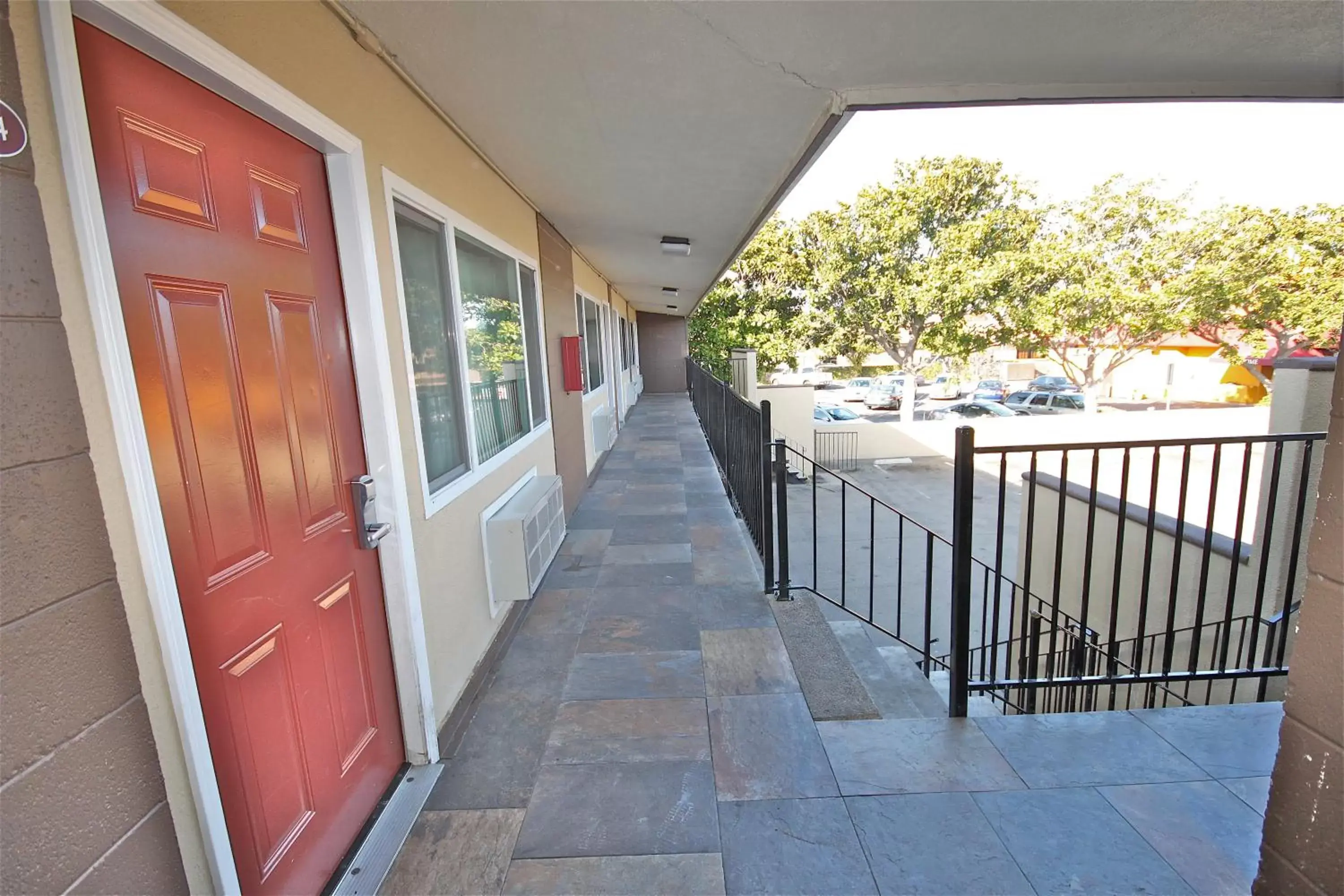 Facade/entrance in Budget Inn Facade/entrance in Budget Inn