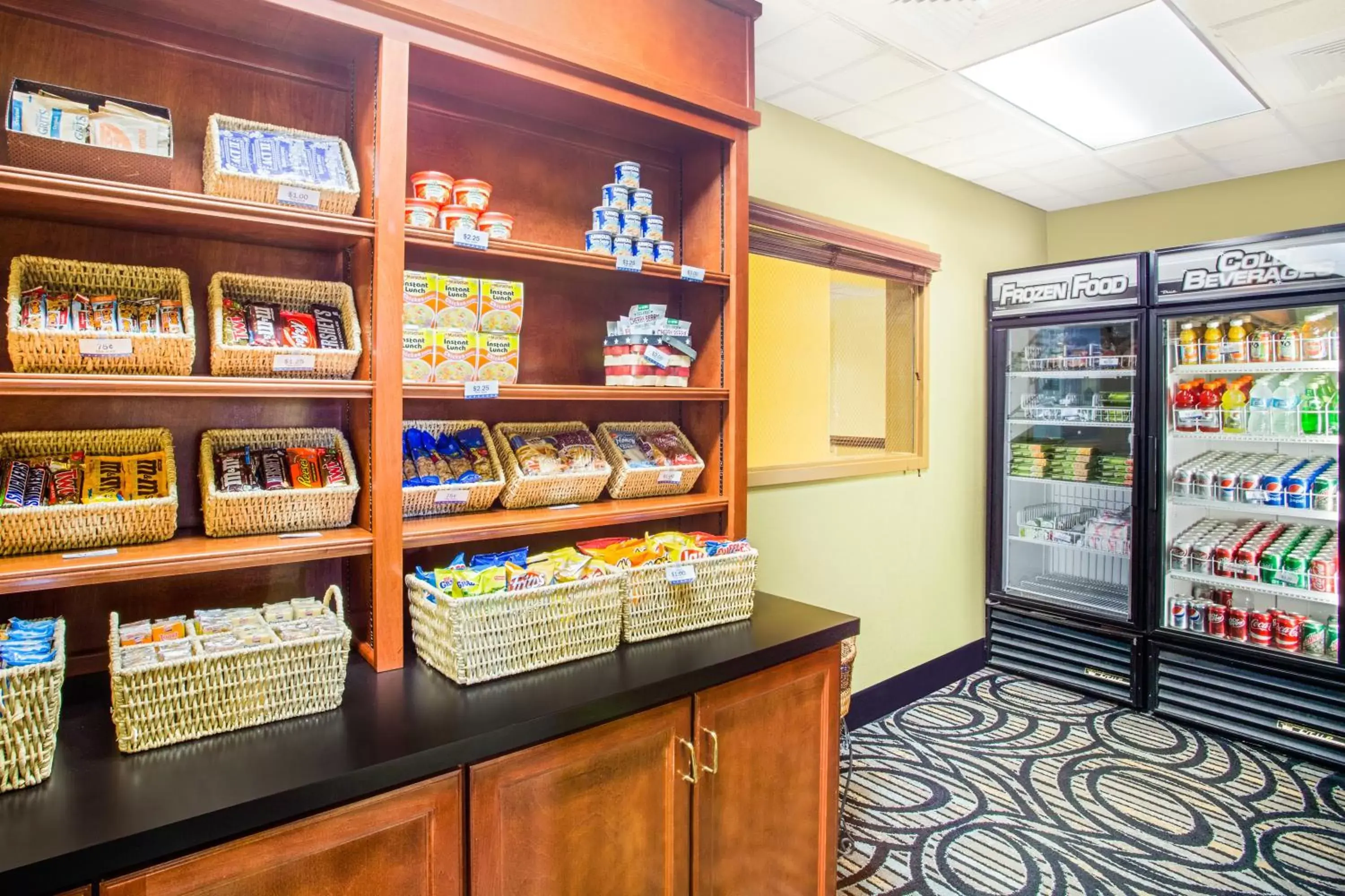 Food and drinks, Supermarket/Shops in Holiday Inn Express & Suites - Mobile - I-65, an IHG Hotel