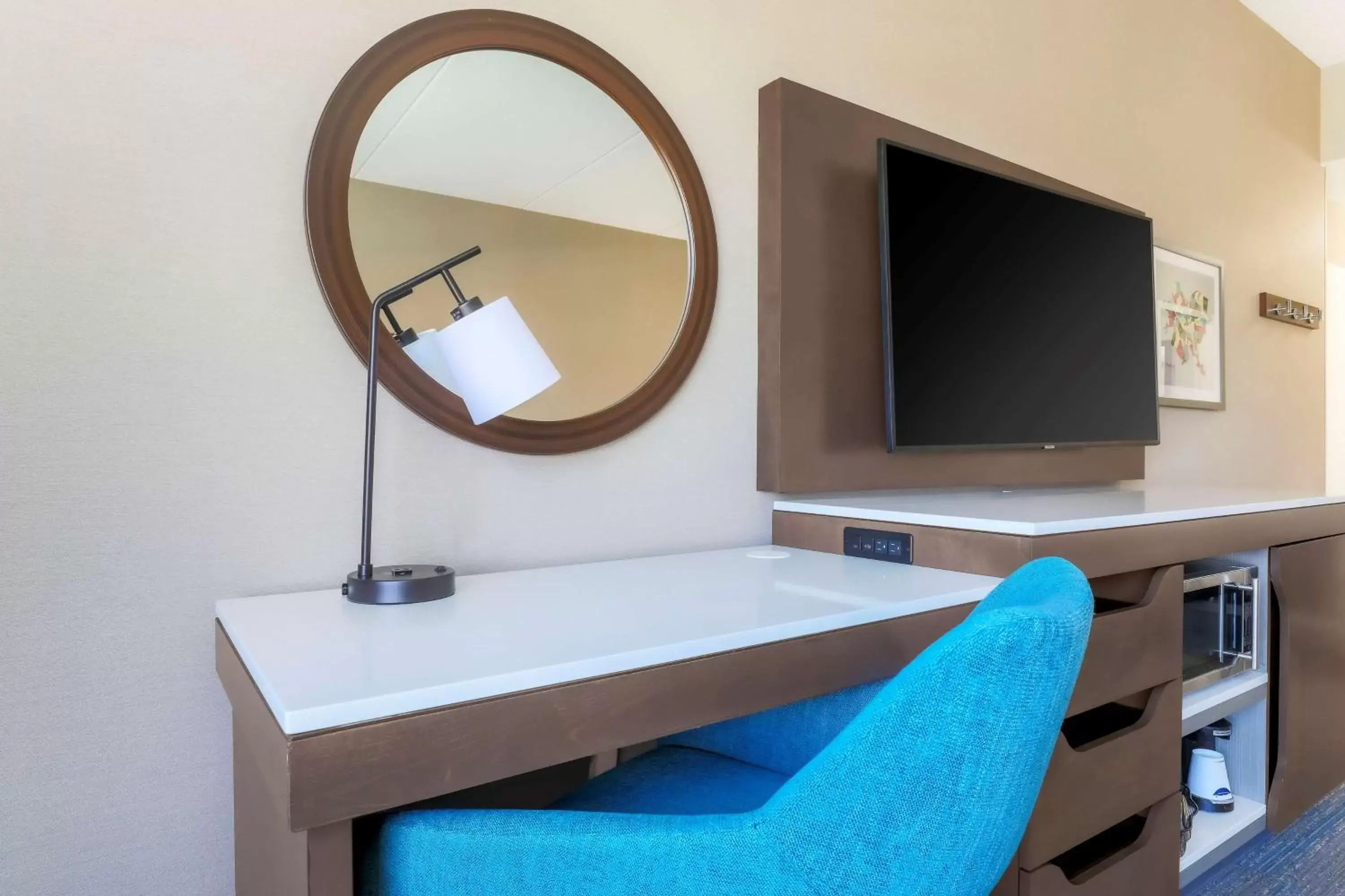 Bed, TV/Entertainment Center in Hampton Inn & Suites Pittsburgh Downtown