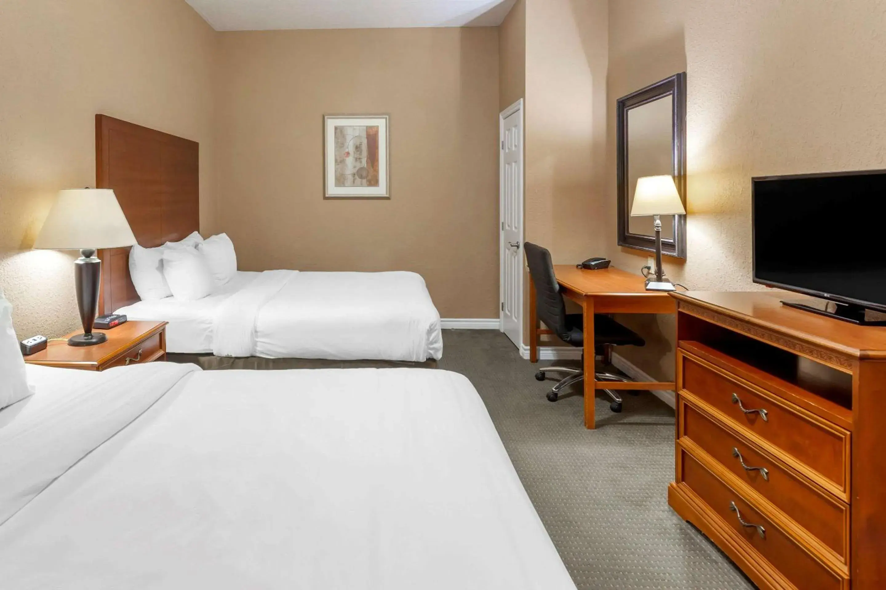 Photo of the whole room, Bed in Comfort Inn & Suites Thousand Islands Harbour District