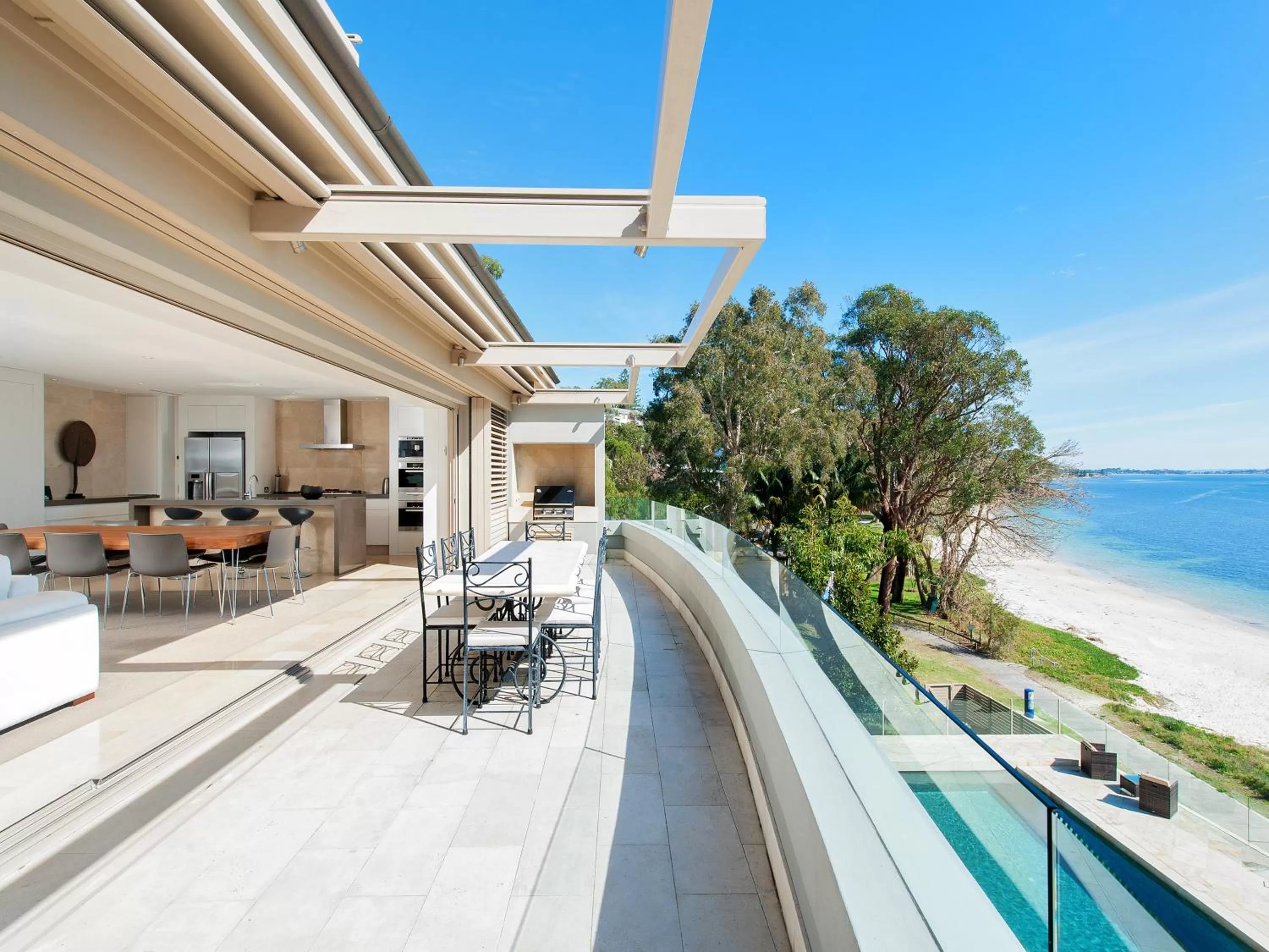 Luxury Four-Bedroom Penthouse 303 in Amarna Luxury Beach Resort