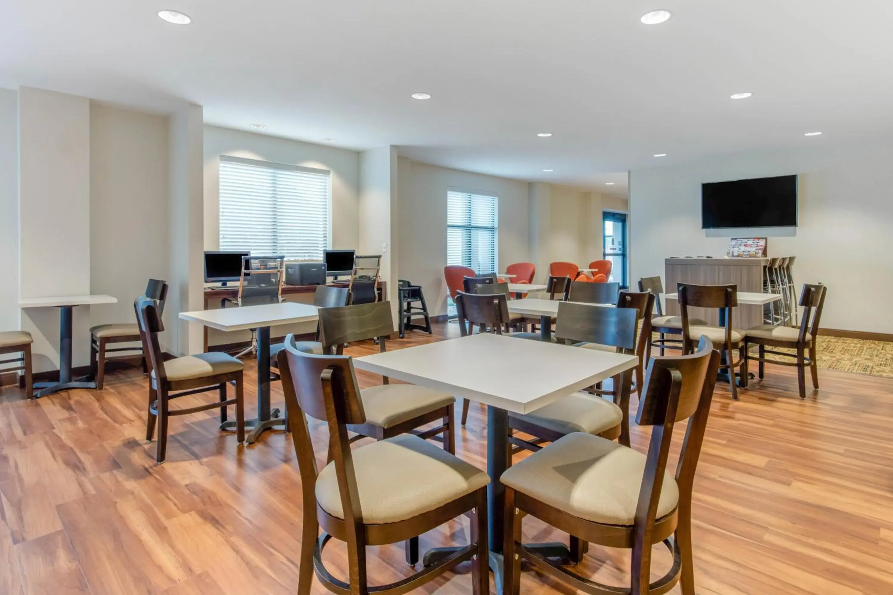 Breakfast, Restaurant/Places to Eat in MainStay Suites St. Louis - Airport