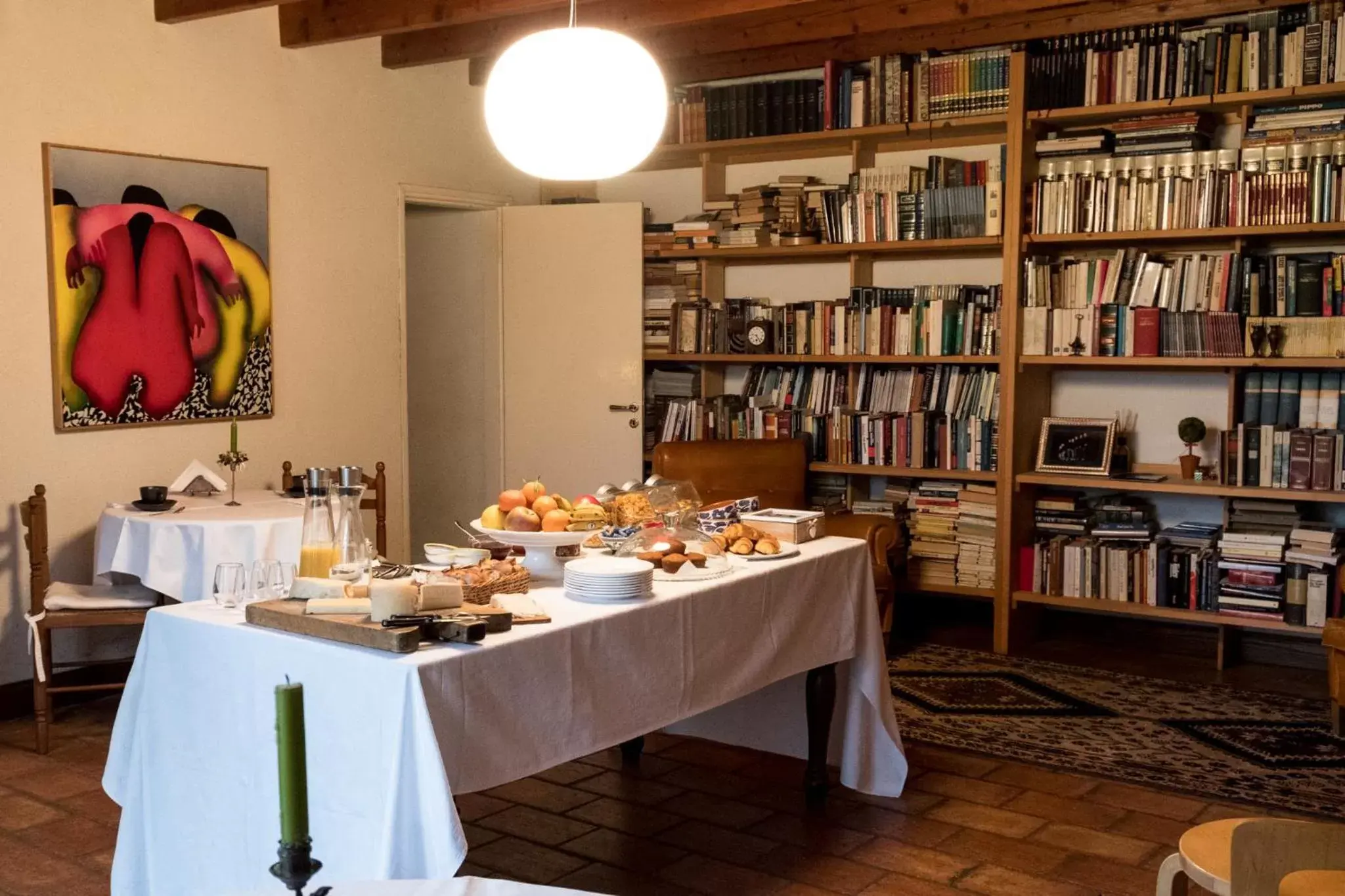 Italian breakfast, Library in La Bribaudonnière