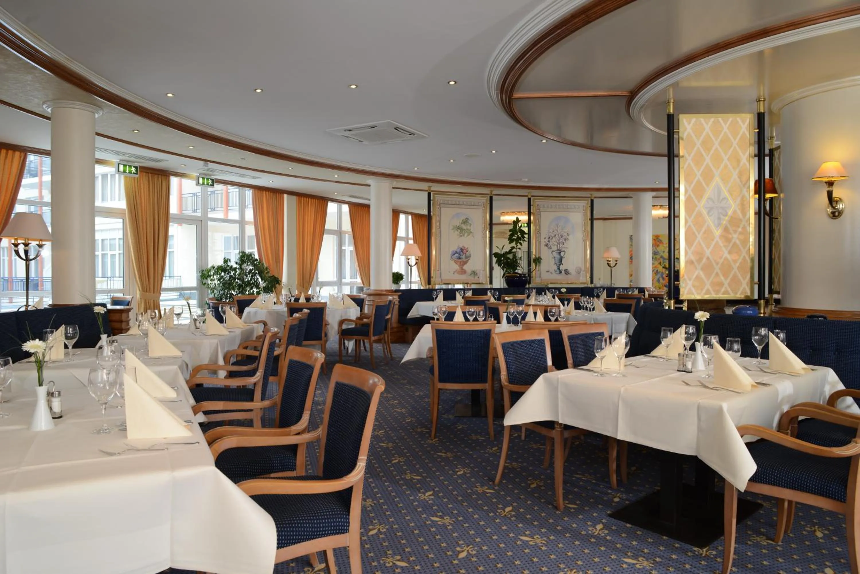 Restaurant/places to eat in The Monarch Hotel