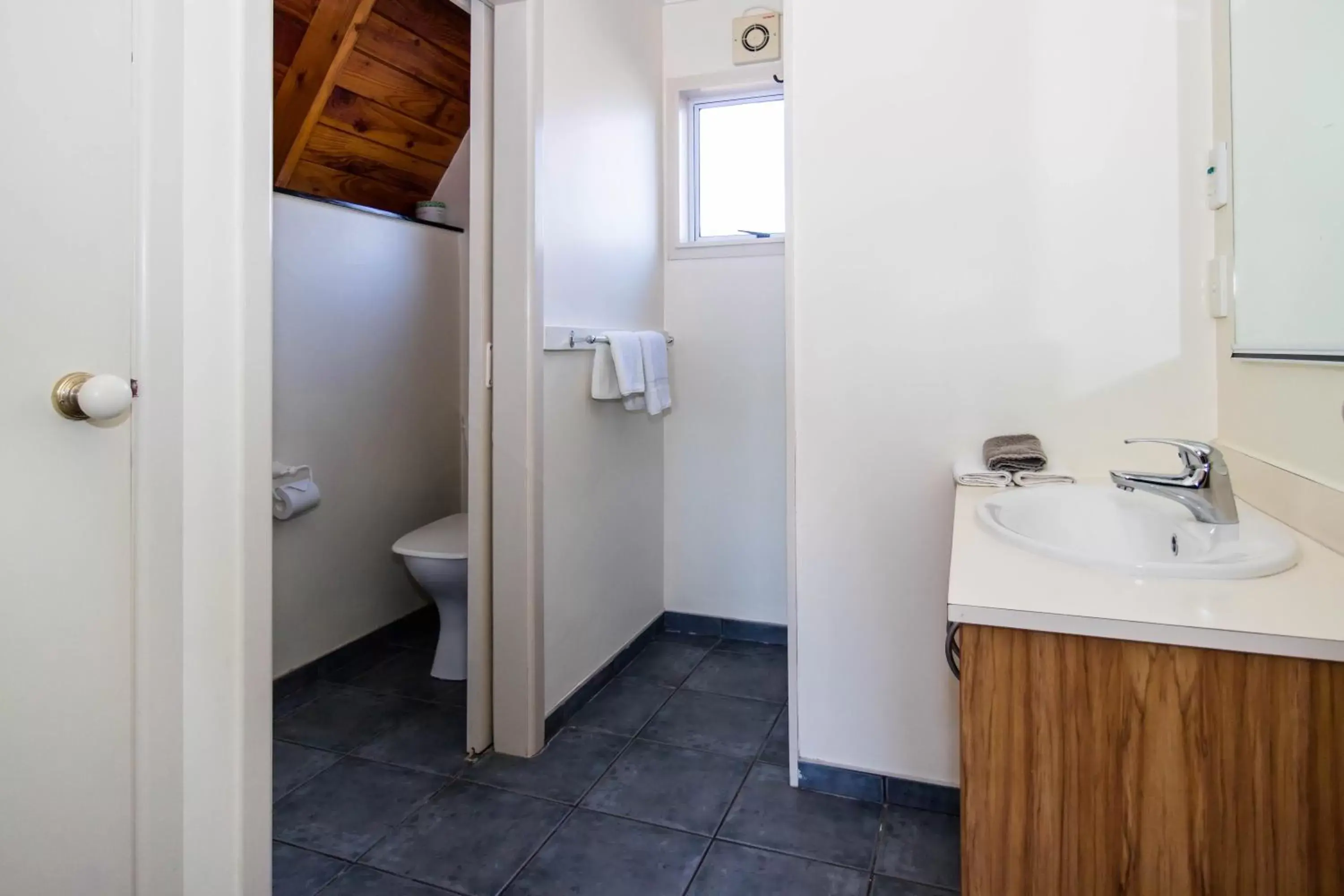 Bathroom in Mountain Chalets Motel