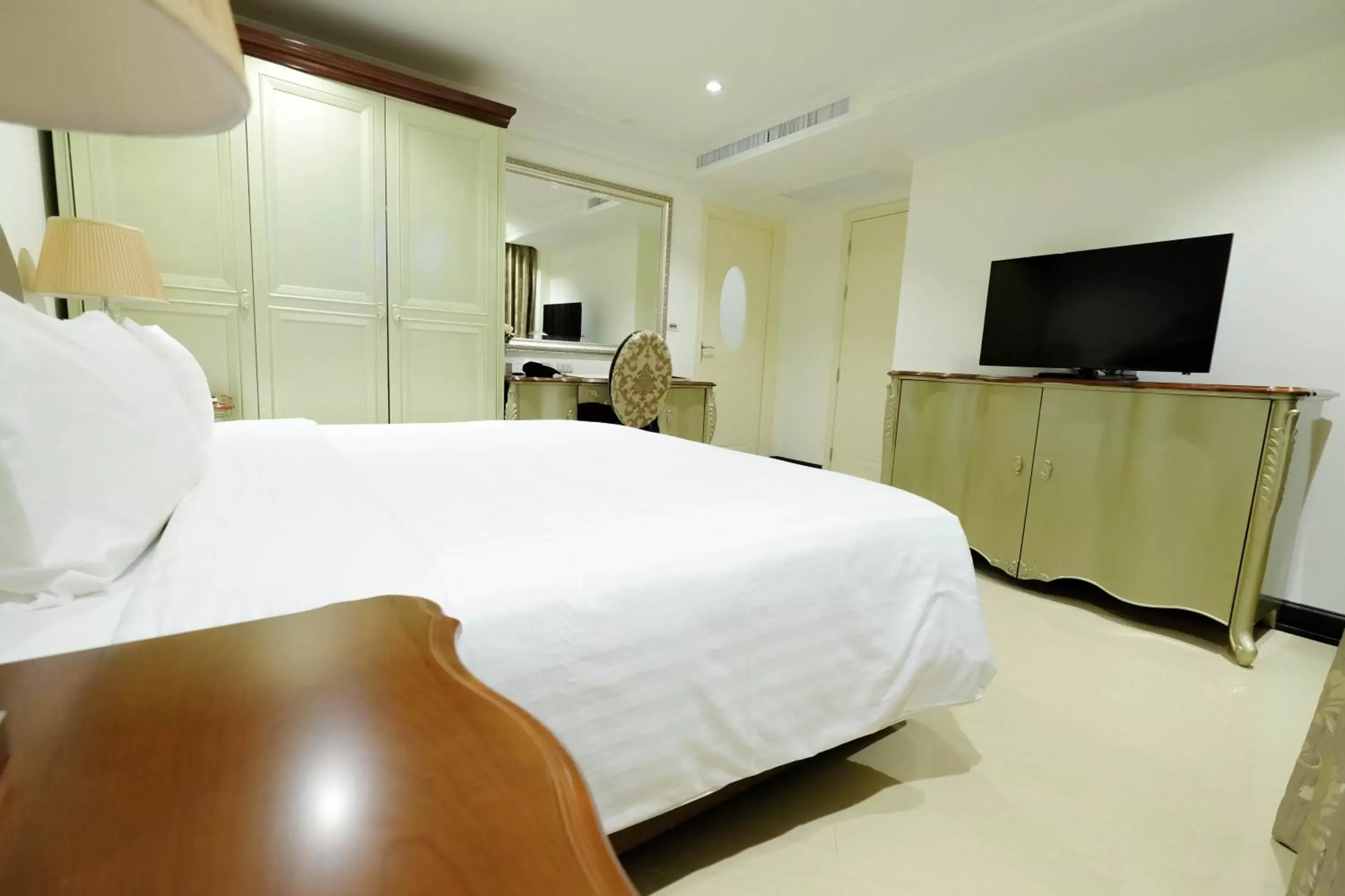 Photo of the whole room, Bed in LK President